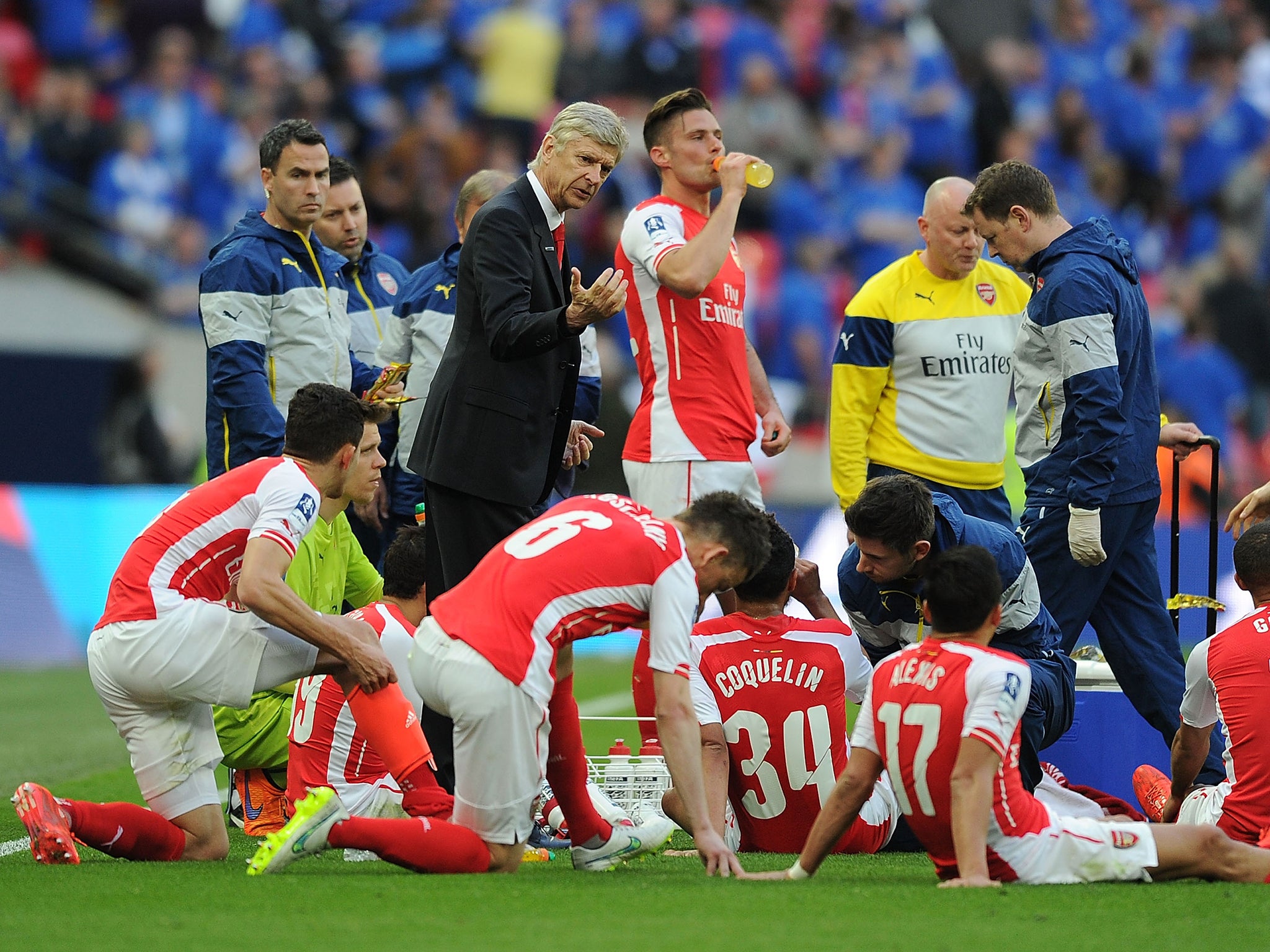 Arsene Wenger talks to his Arsenal team