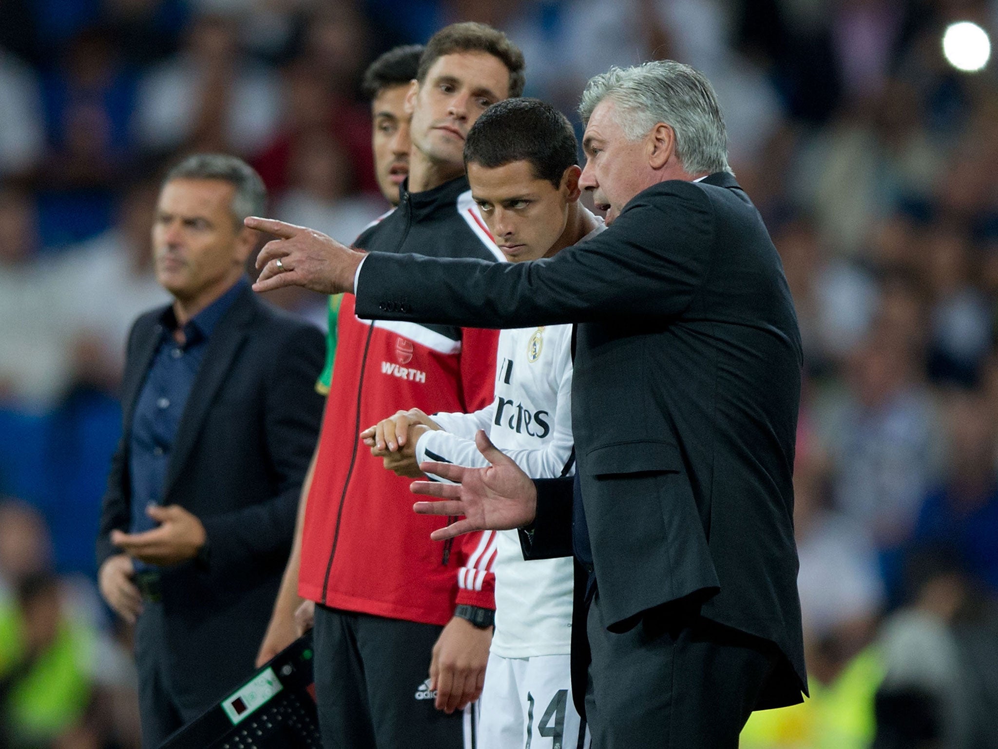 Carlo Ancelotti gives Javier Hernandez instructions