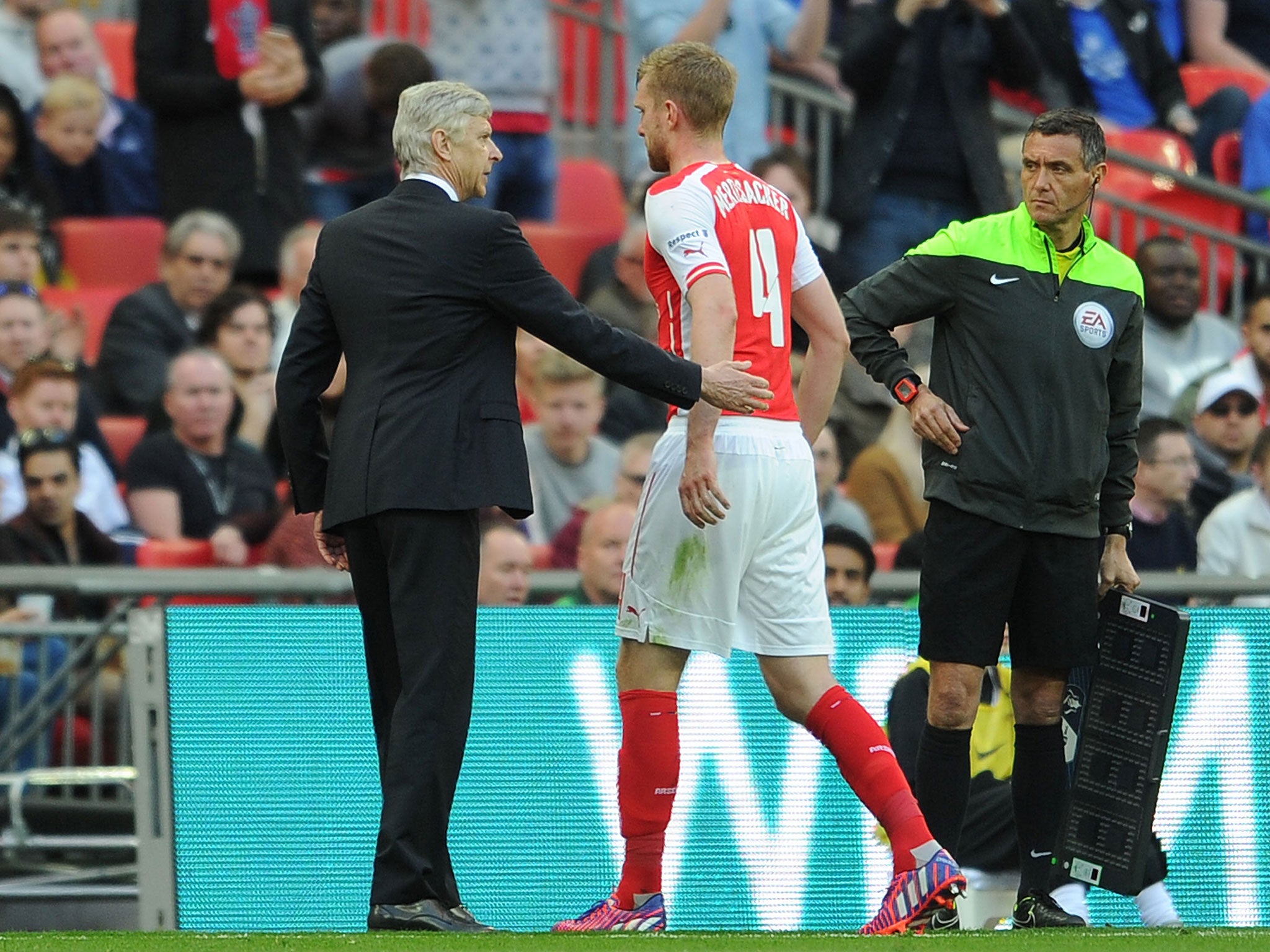 Per Mertesacker limps off against Reading