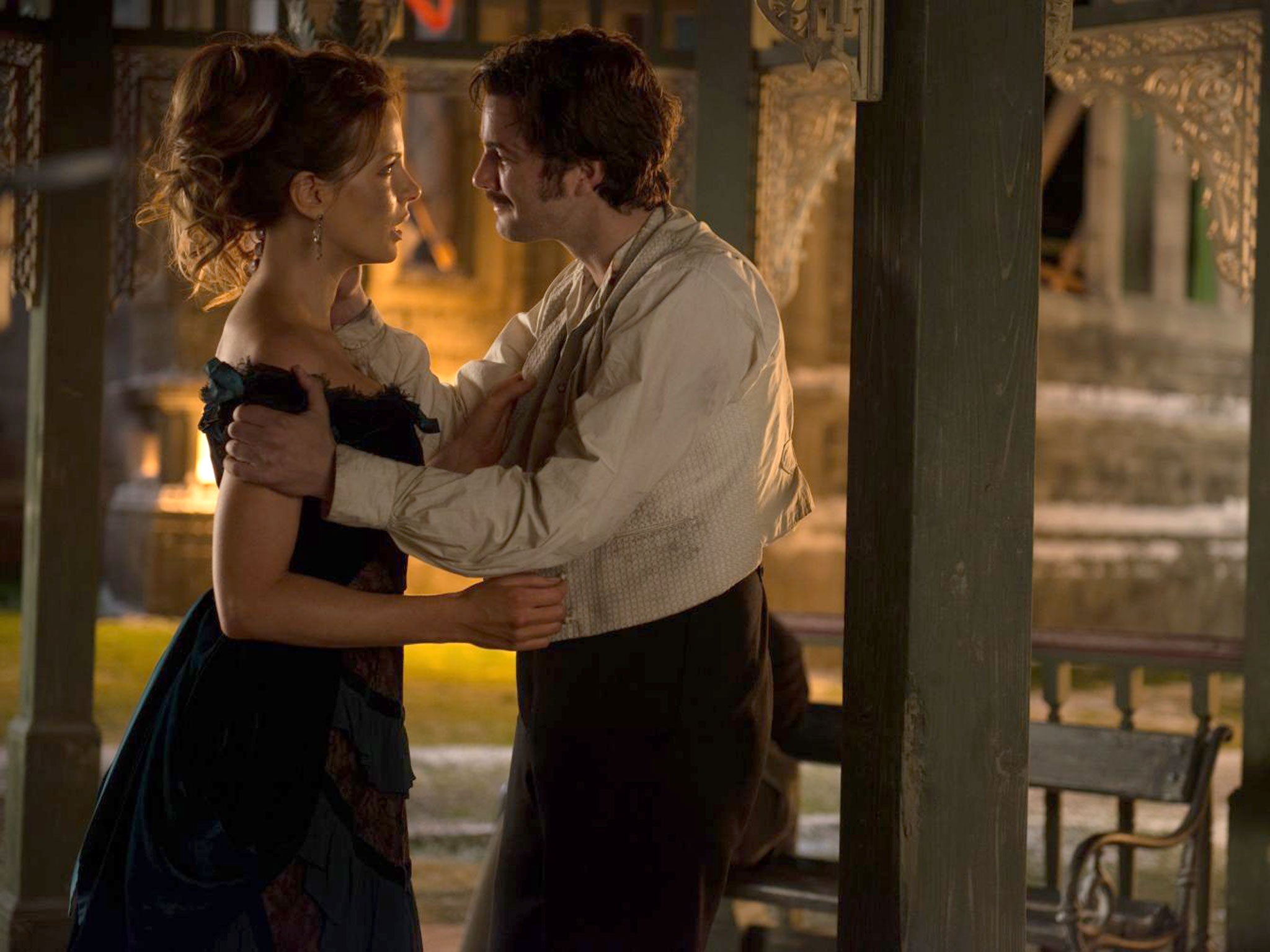 Kate Beckinsale and Jim Sturgess in Stonehearst Asylum