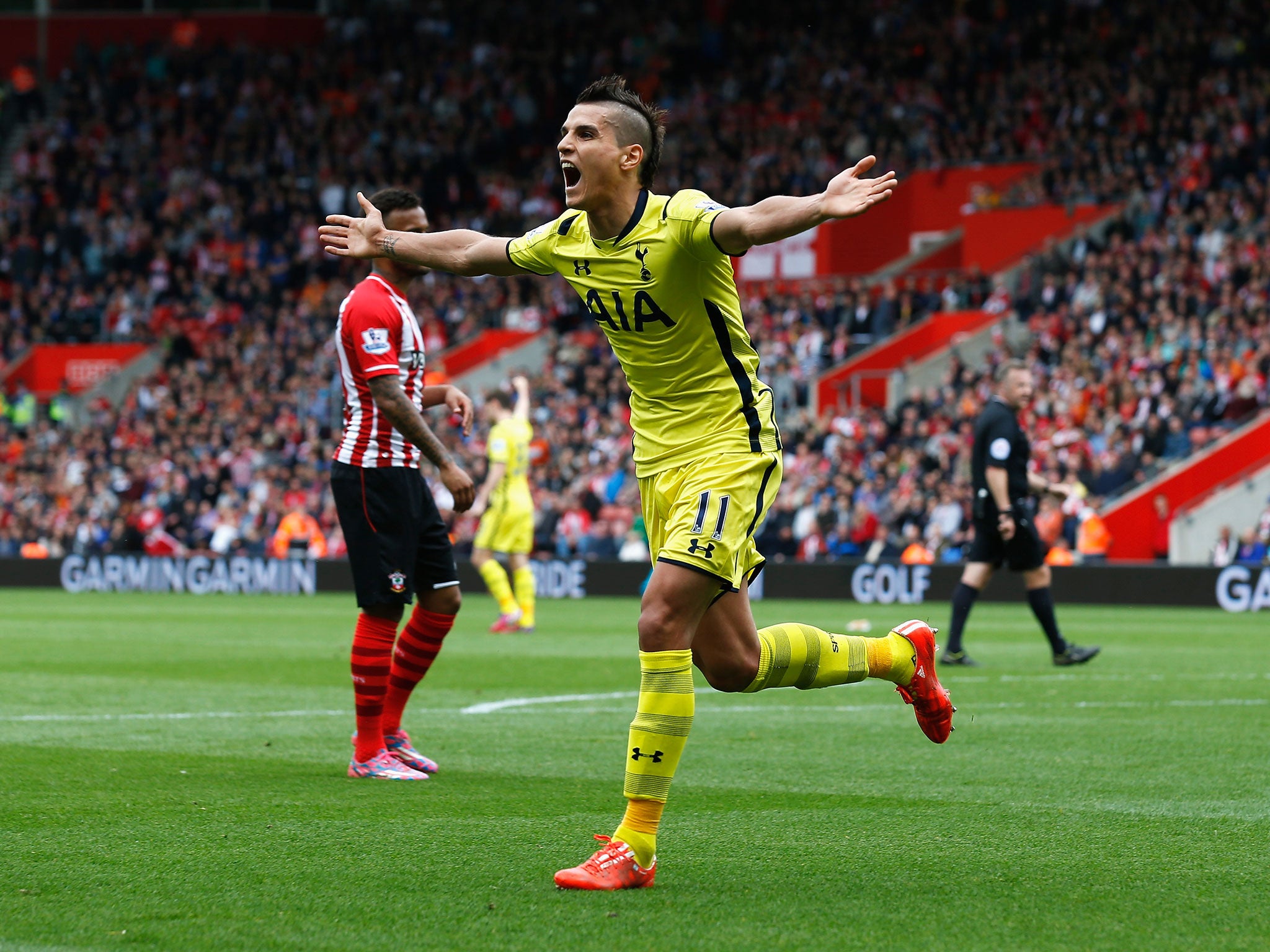 Erik Lamela celebrates getting Spurs level