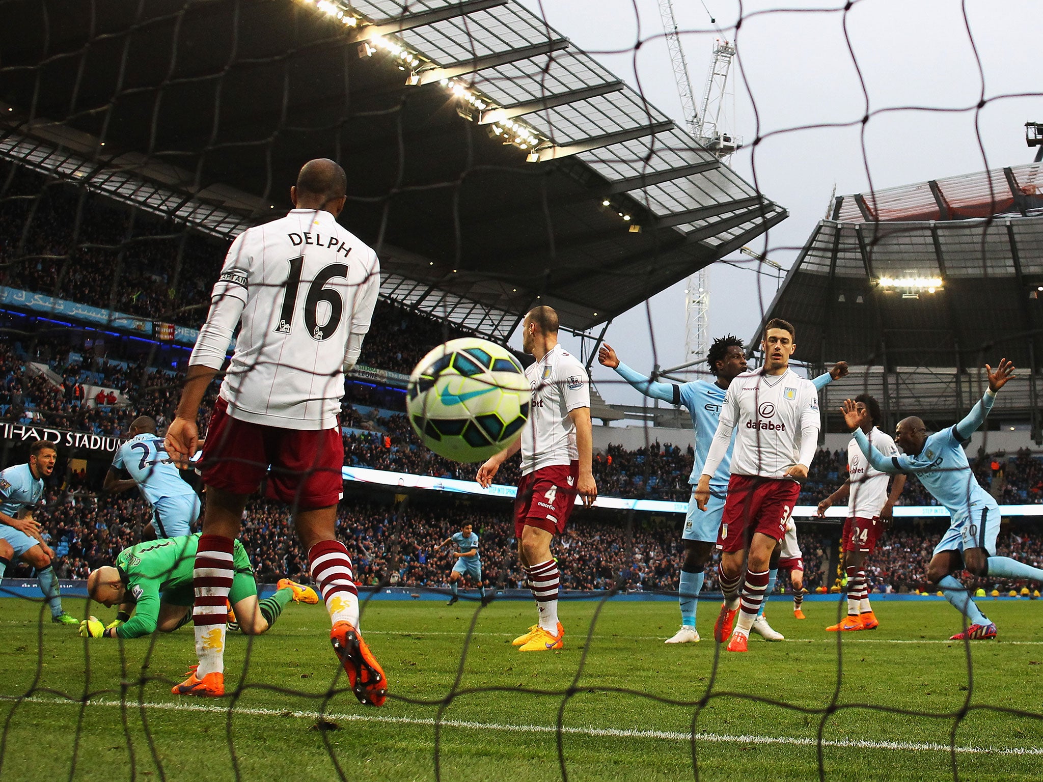 Fernandinho scores the winning goal