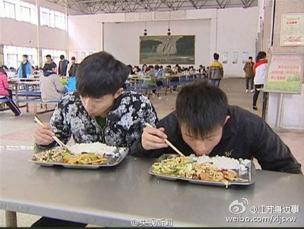 Fellow Weibo users described dedicated friend Xie (right) as 'the most beautiful student in China'