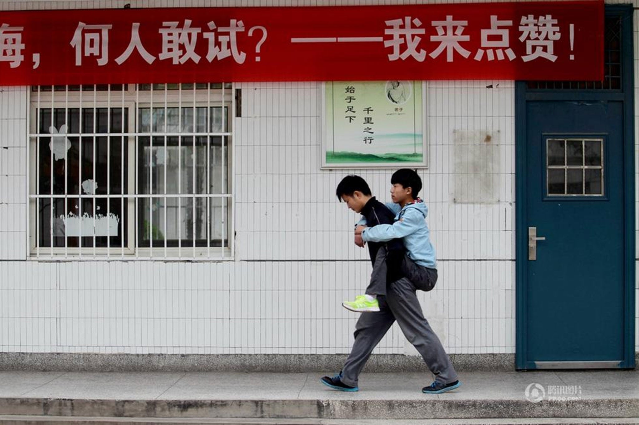 Images posted to Weibo showed 18-year-old Xie Xu giving his disabled friend Zhang Chi lifts to school