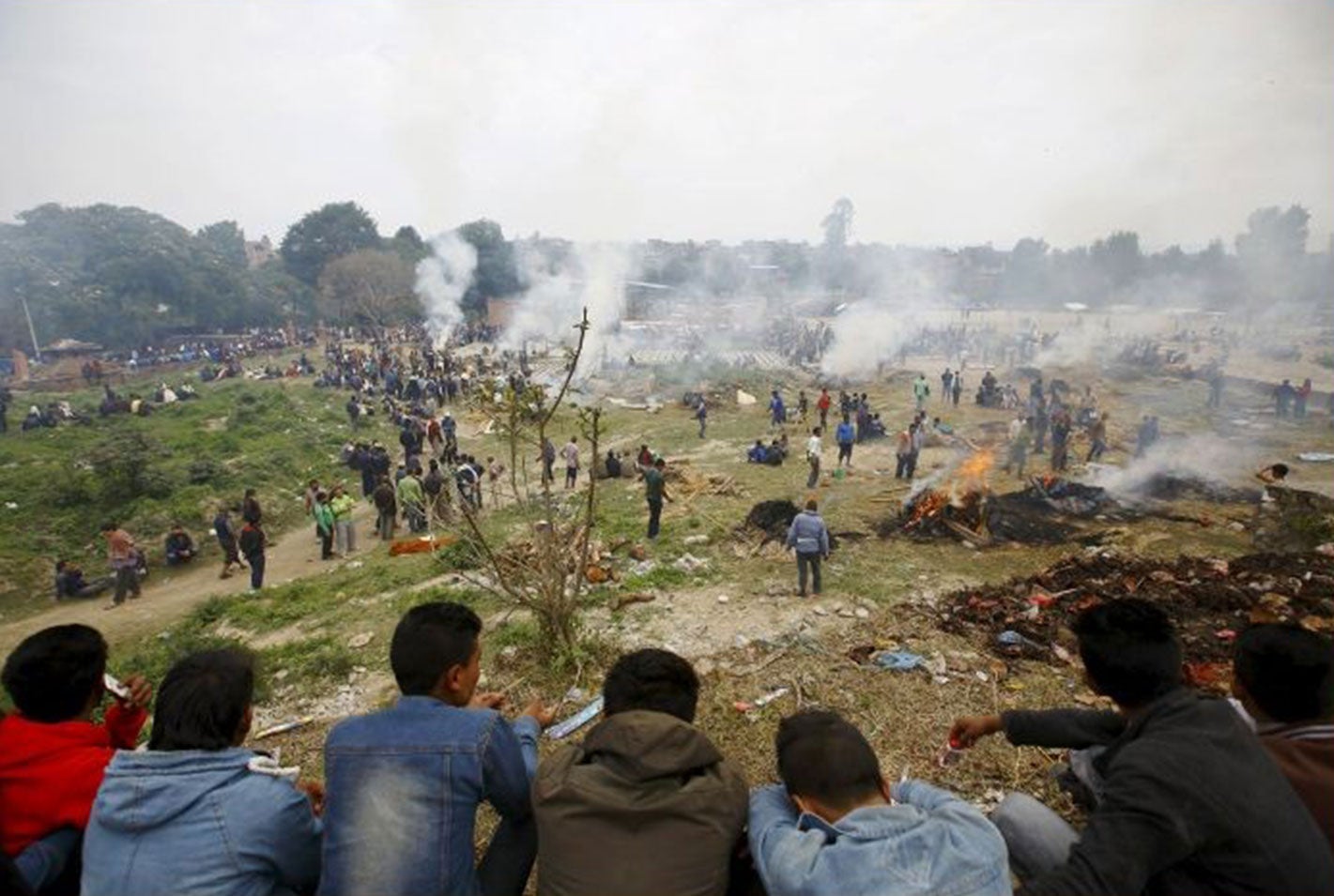 People cremate the bodies of the victims of an earthquake in Bhaktapur