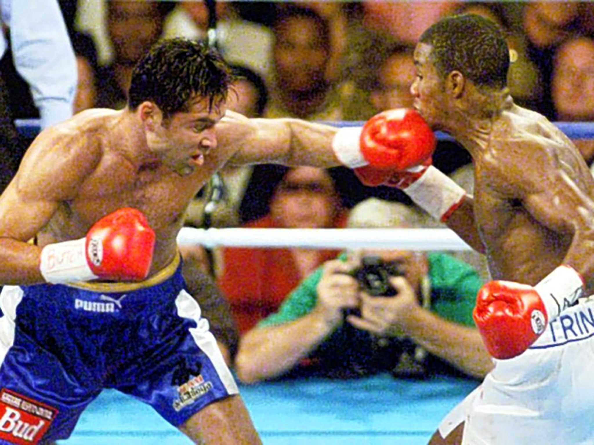 Oscar De La Hoya takes on Felix Trinidad