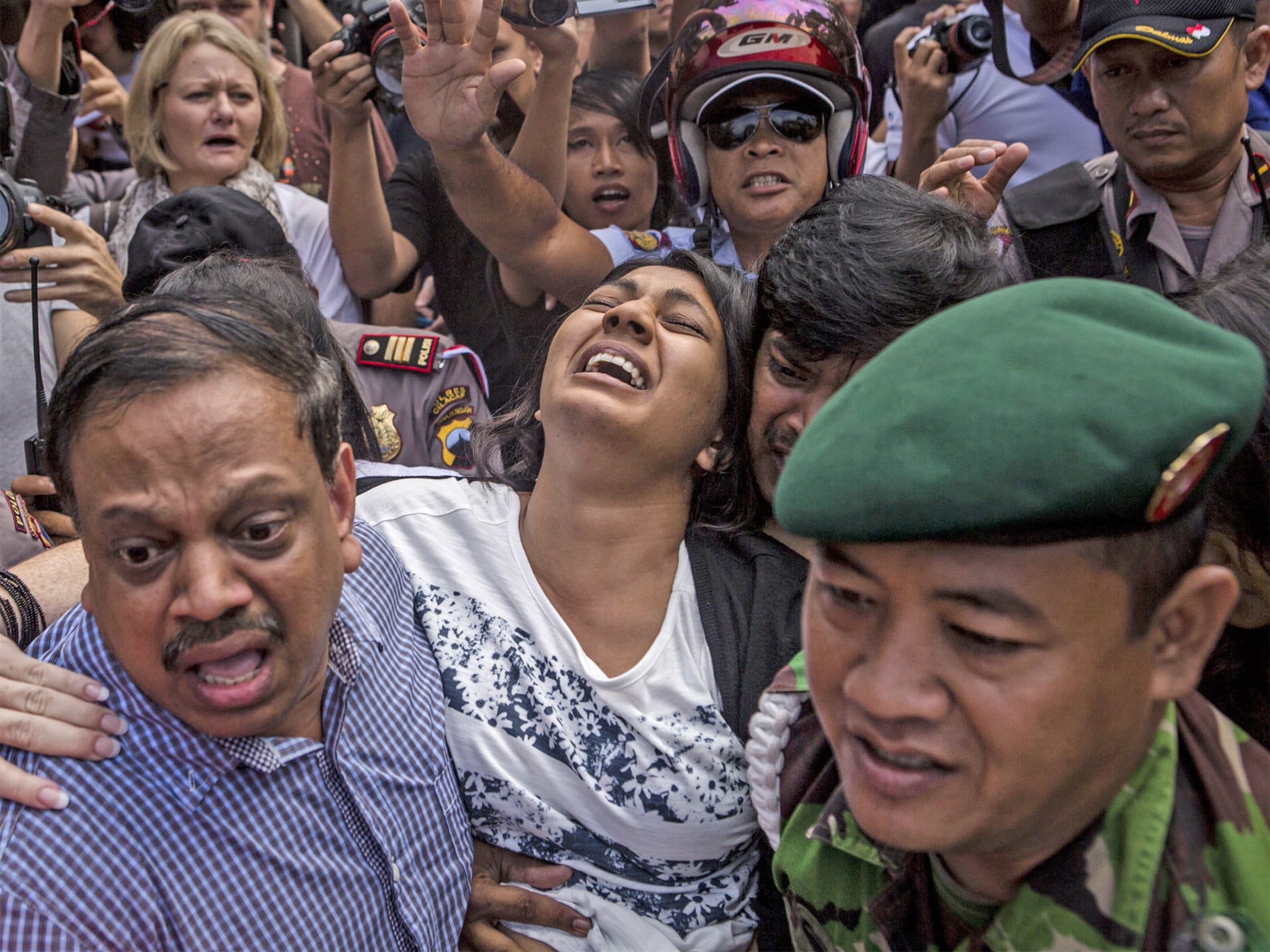 Brintha Sukumaran, sister of the Australian prisoner Myuran Sukumaran, screams as she arrives to visit her brother before his execution