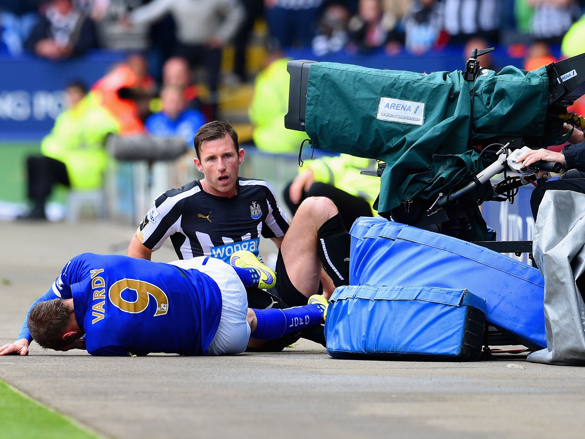 Mike Williamson received a second yellow card after a foul on Jamie Vardy