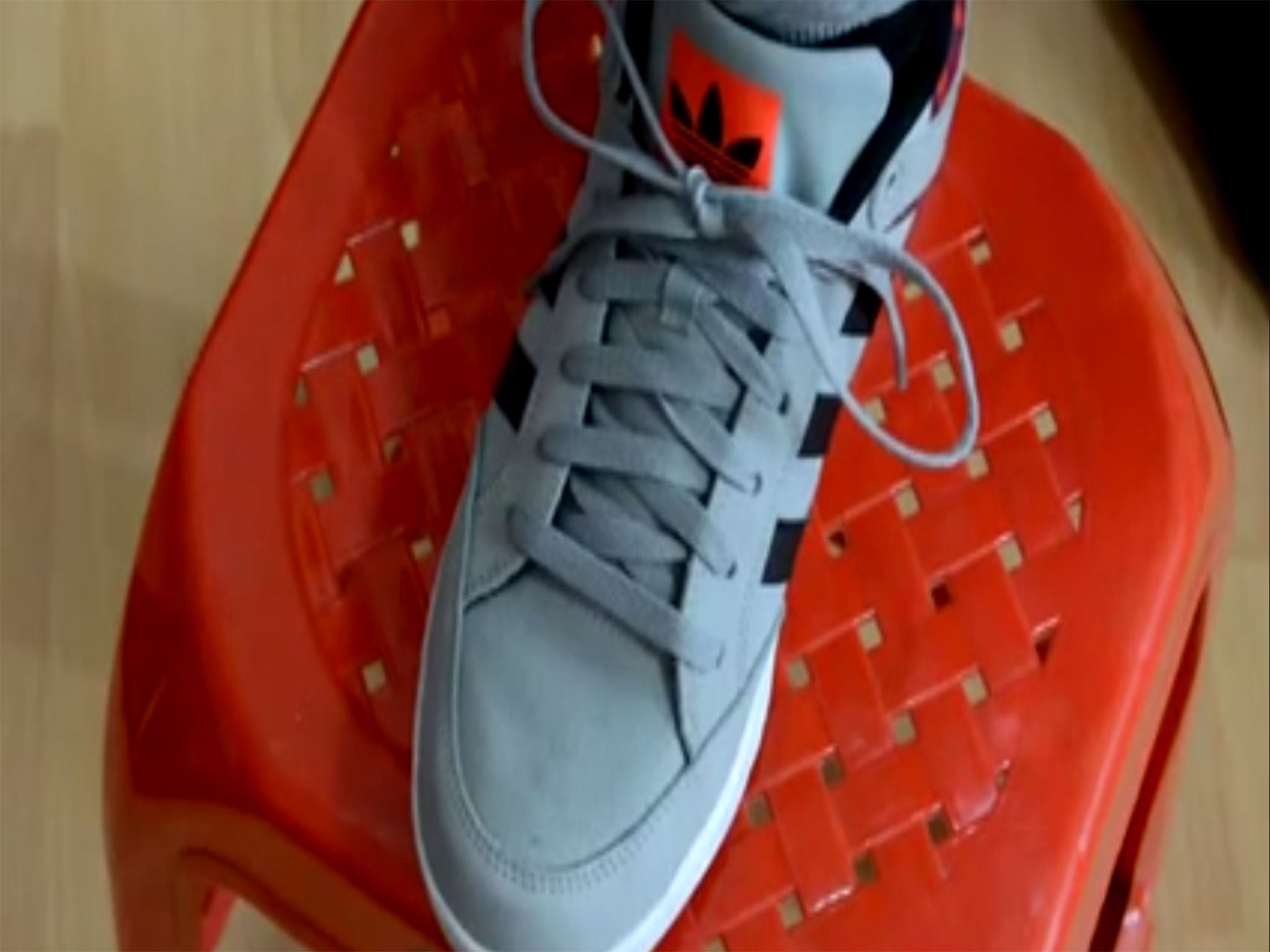 How to tie your shoelaces in two seconds