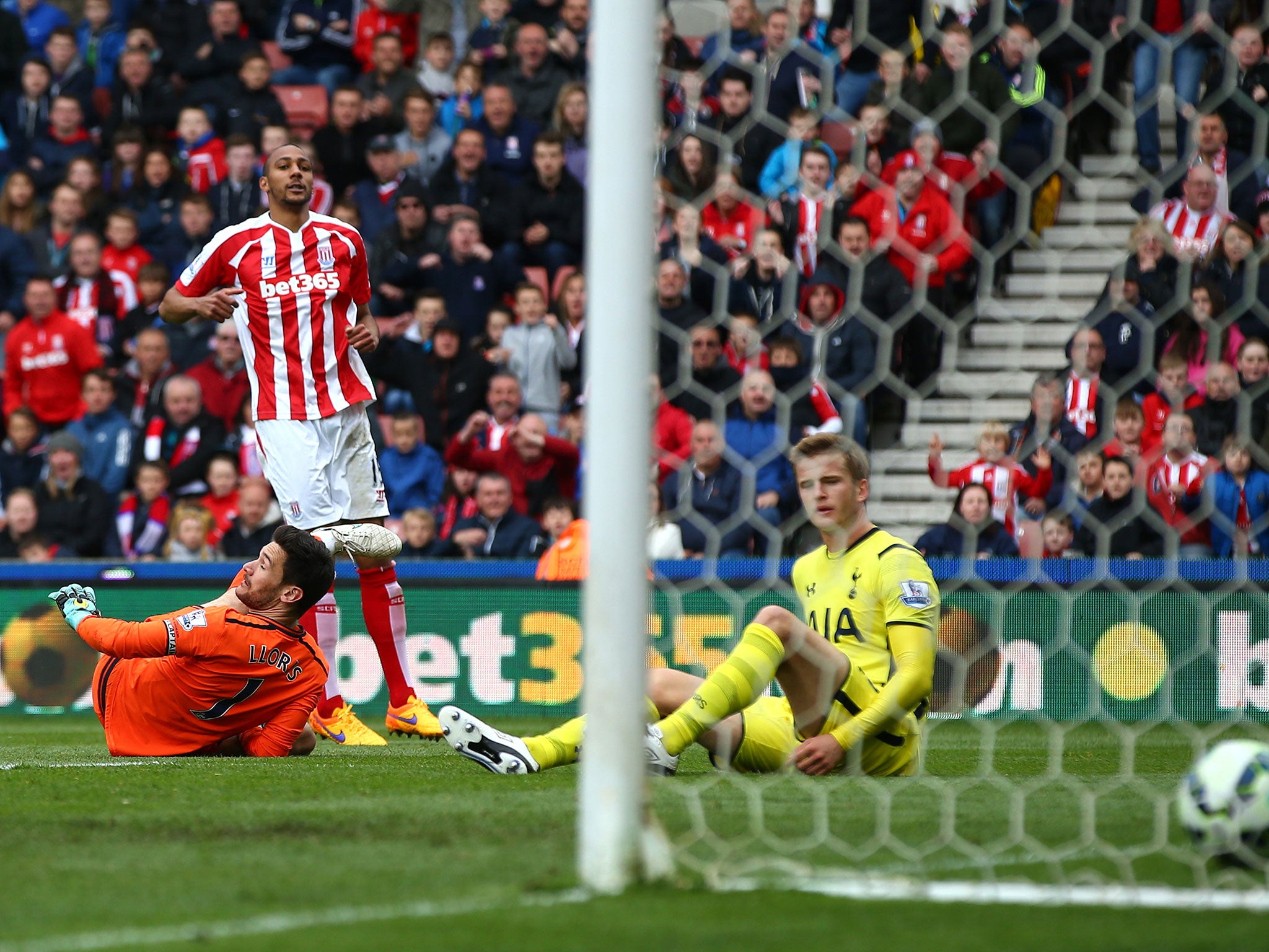 Steven N'Zonzi looks on as his shot crosses the line