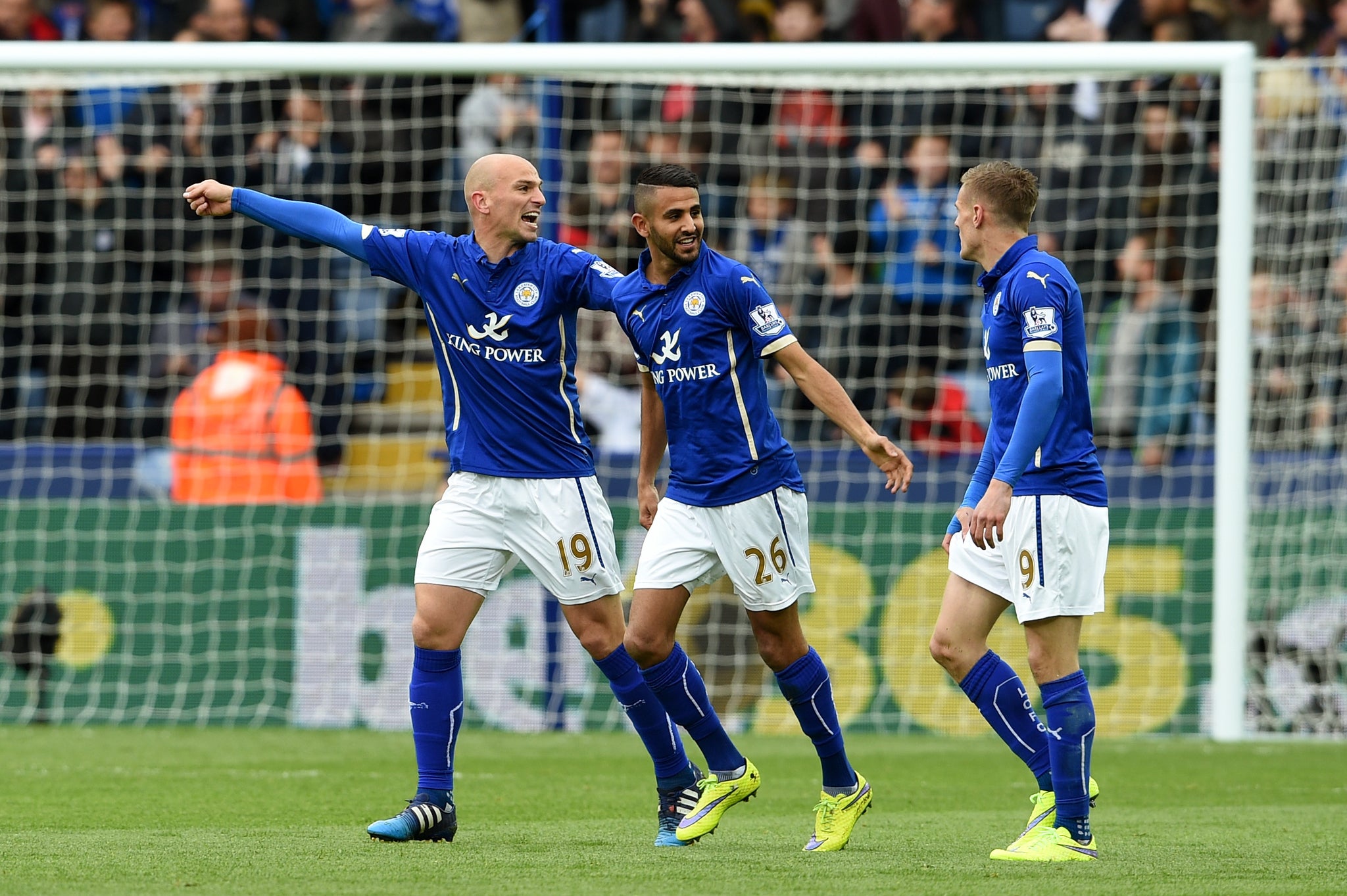 Esteban Cambiasso marshals his teammates after Leicester's second goal