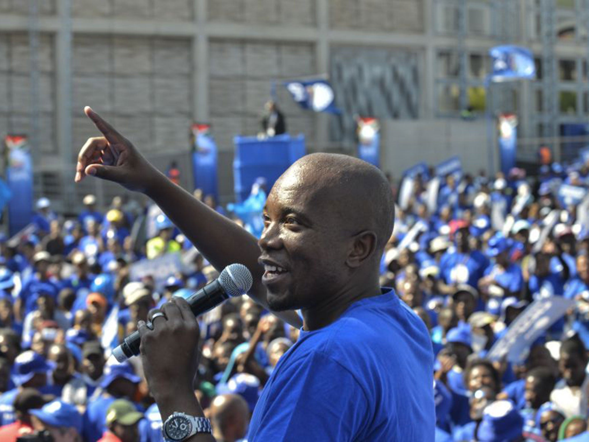 Mmusi greets thousands of supporters at a DA rally (Getty Images)