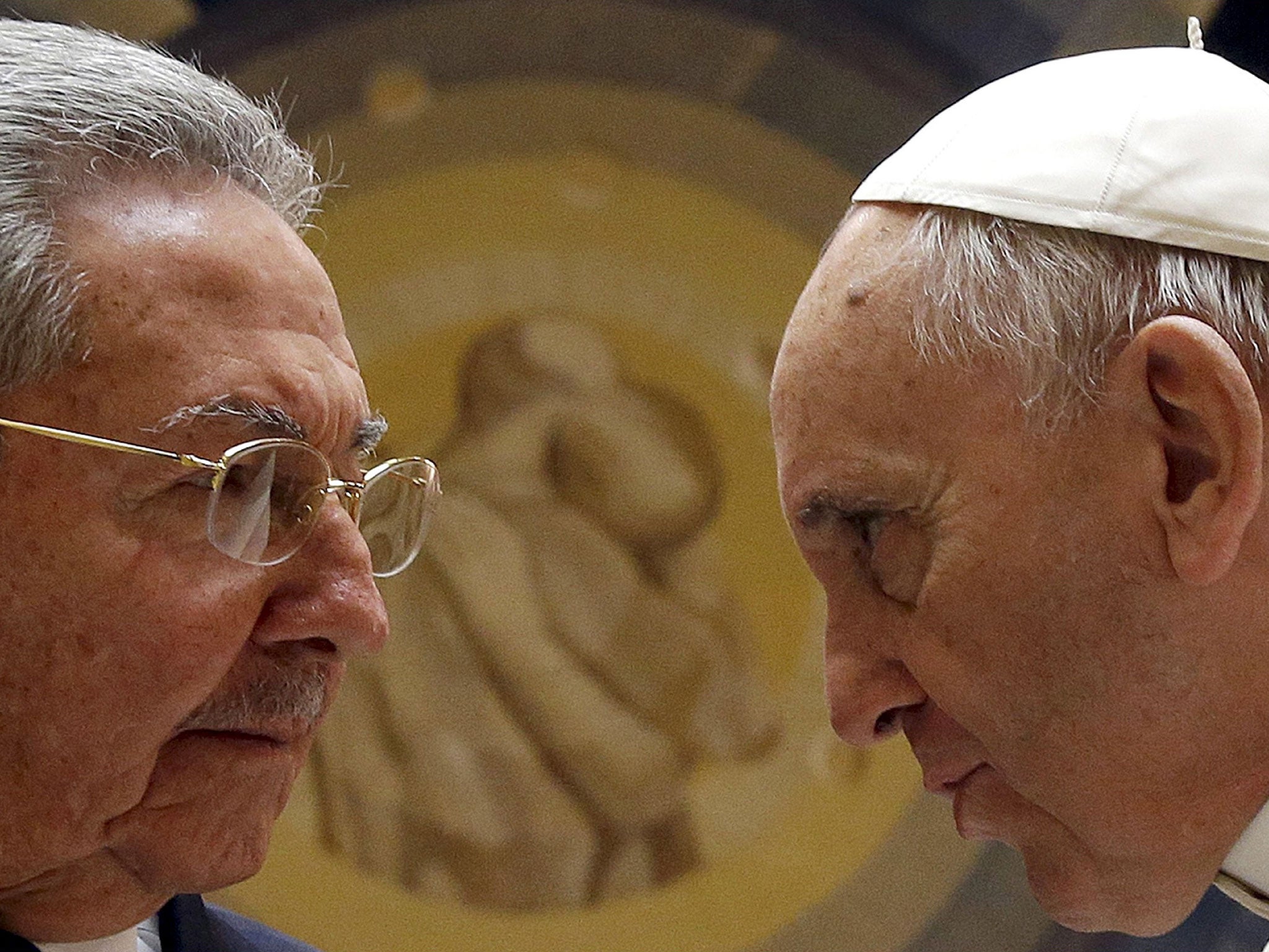 Pope Francis (R) meets Cuban President Raul Castro during a private audience at the Vatican