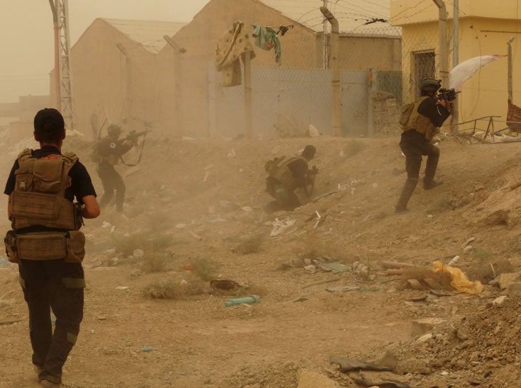 Iraqi security forces defending their headquarters against Isis in the eastern part of Ramadi on 14 May