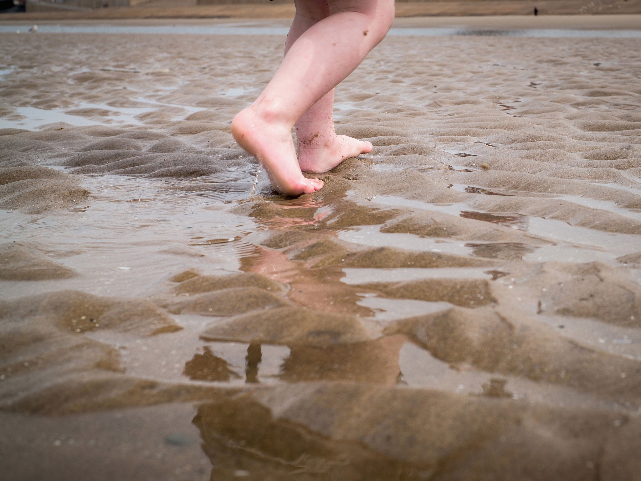 Antibiotic-resistant E.coli bugs have been detected for the first time in bathing waters around the UK