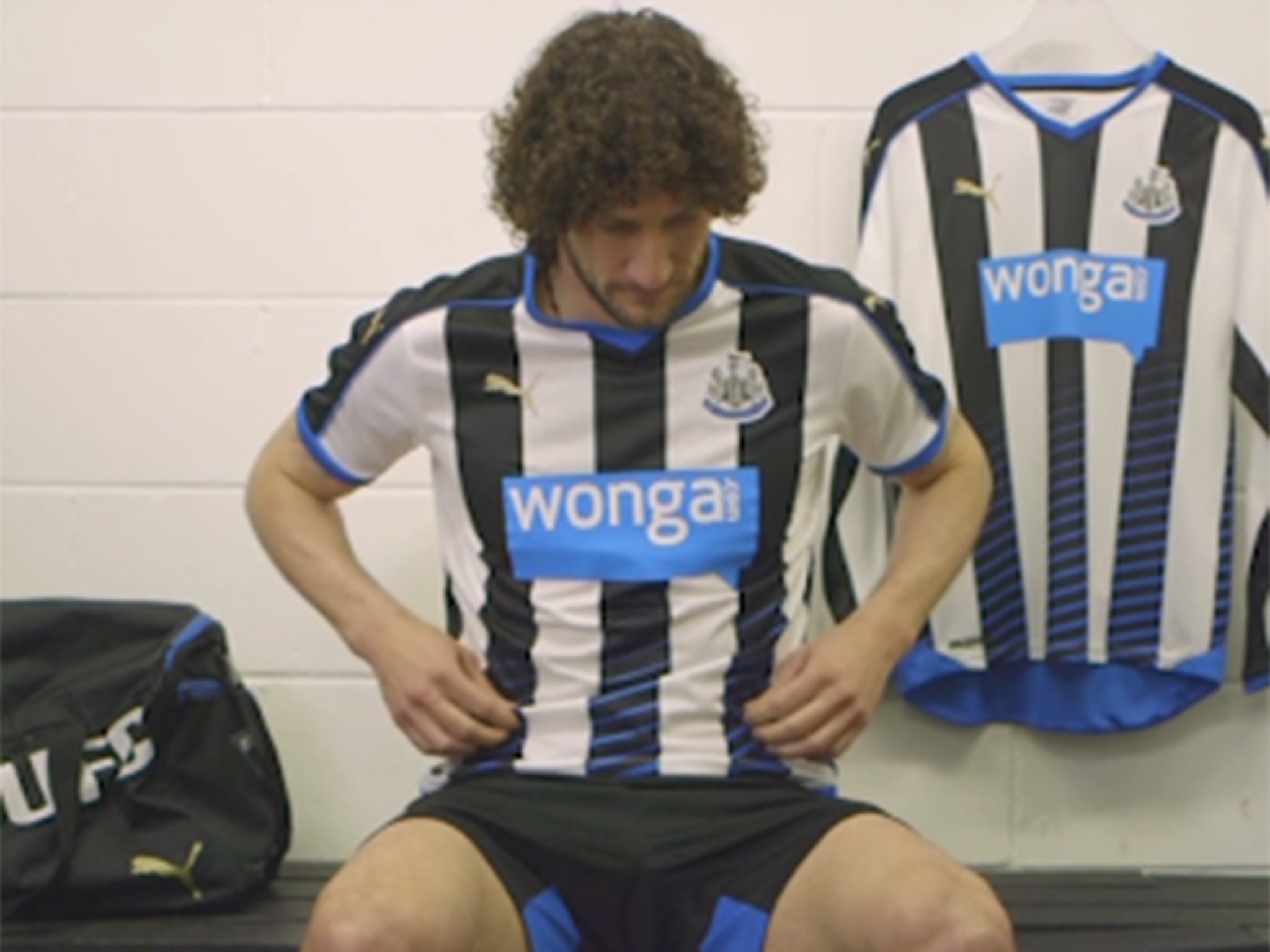 Fabricio Coloccini shows off the new shirt