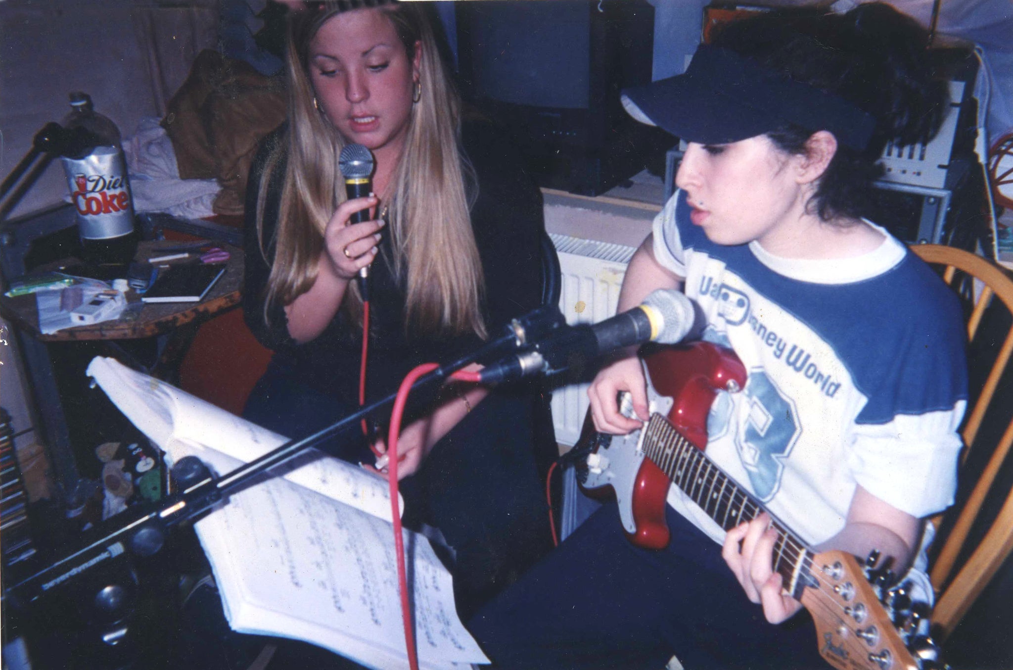 Amy Winehouse playing the guitar in Amy