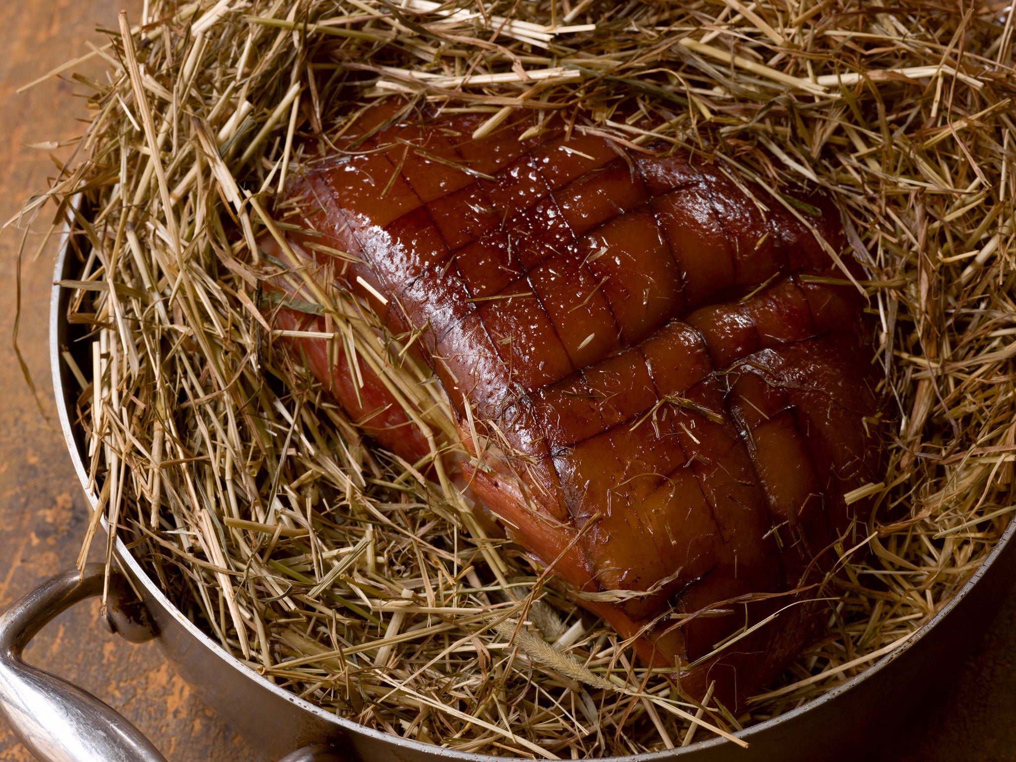 Old-fashioned method: Hay-baked ham with cider sauce