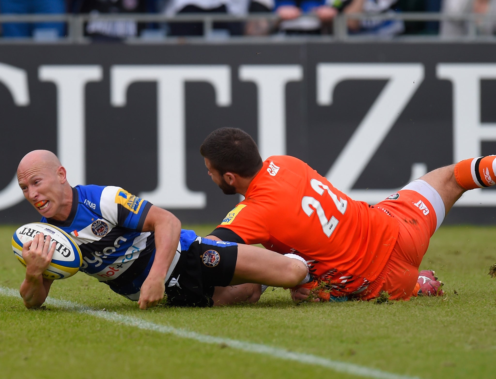 Peter Stringer stretches to score on his final appearance at Bath