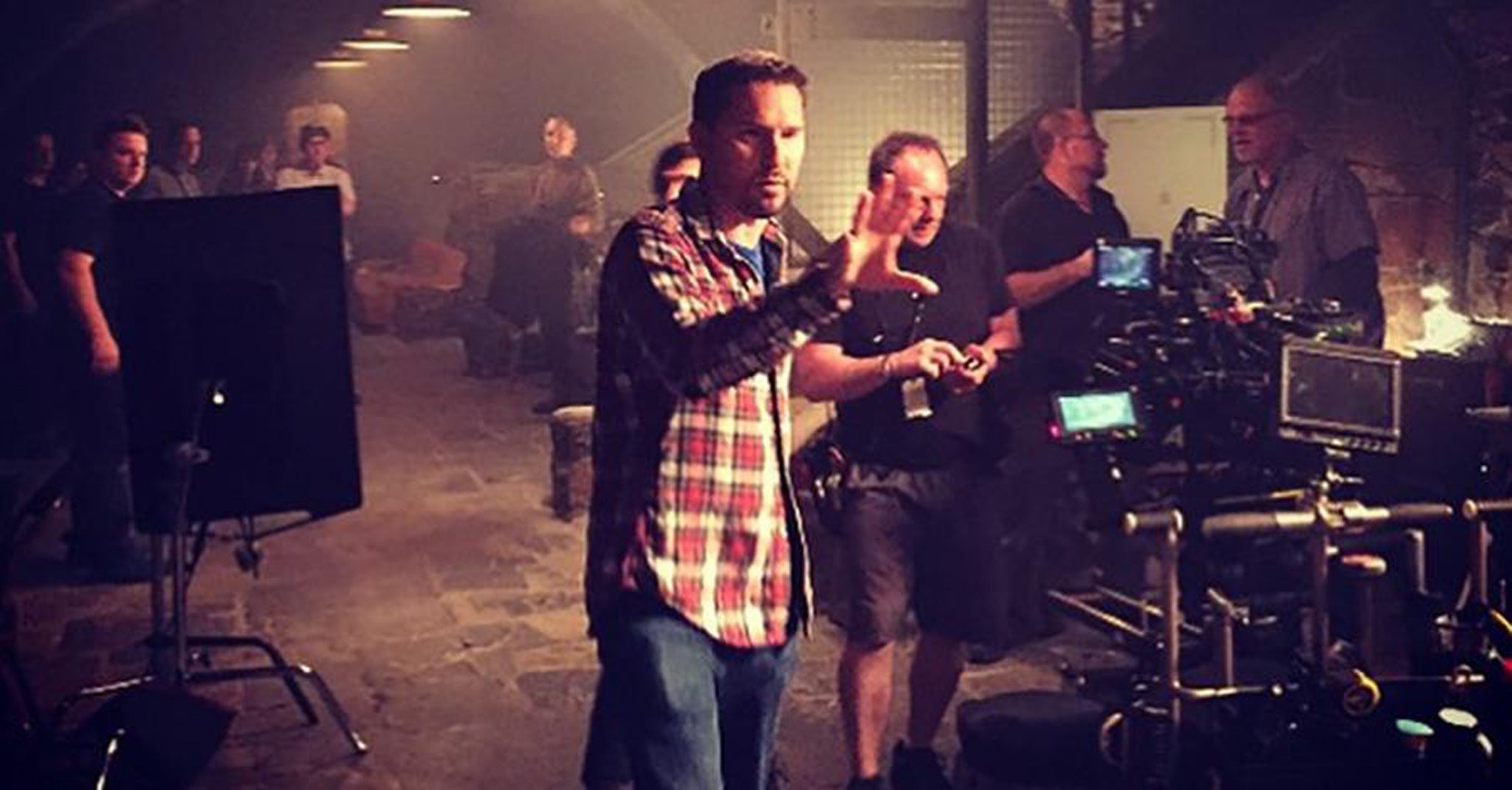 Bryan Singer filming Caliban's 'place of business' on the set of X-Men: Apocalypse