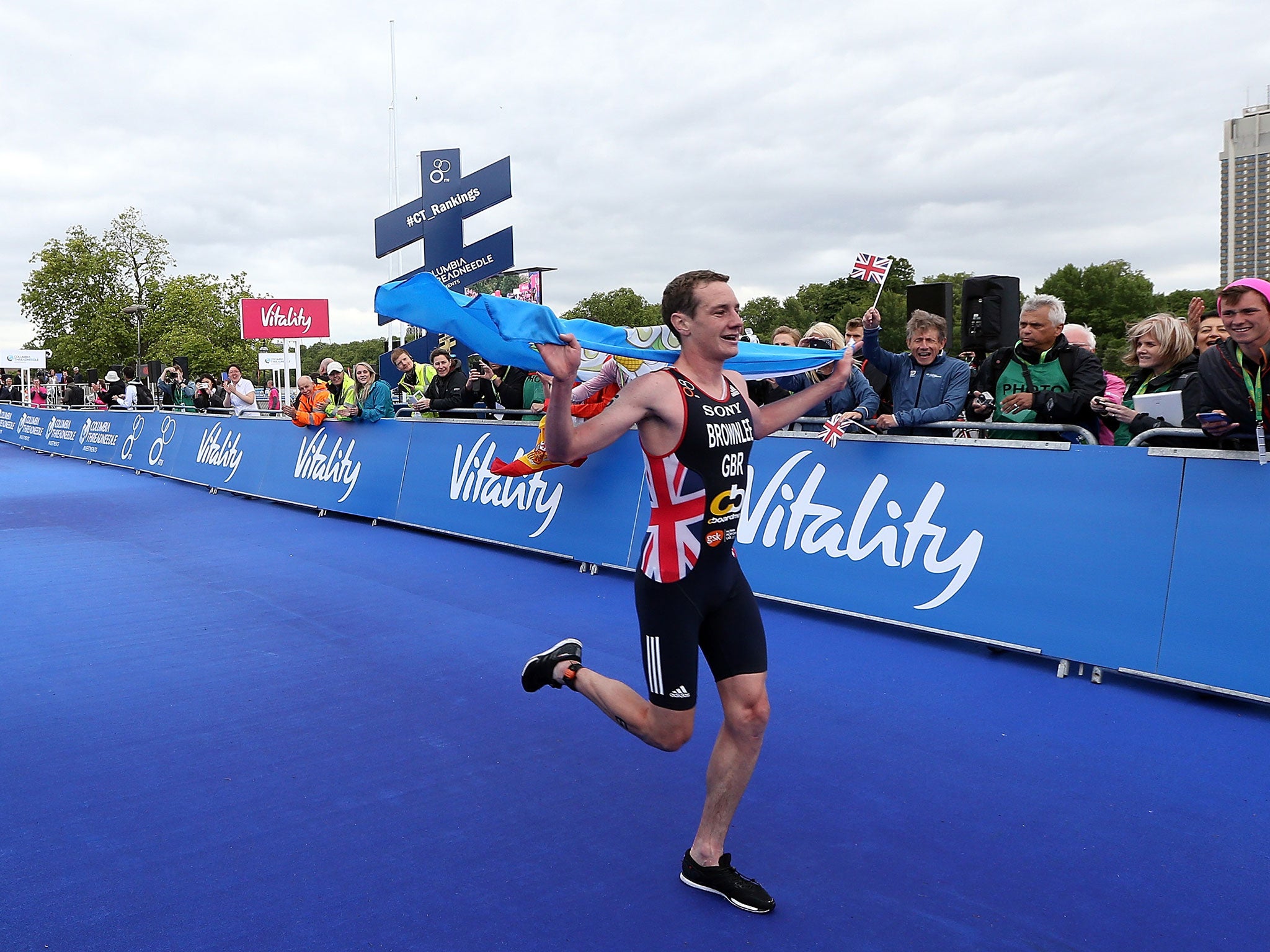 Alistair Brownlee runs to victory in Hyde Park