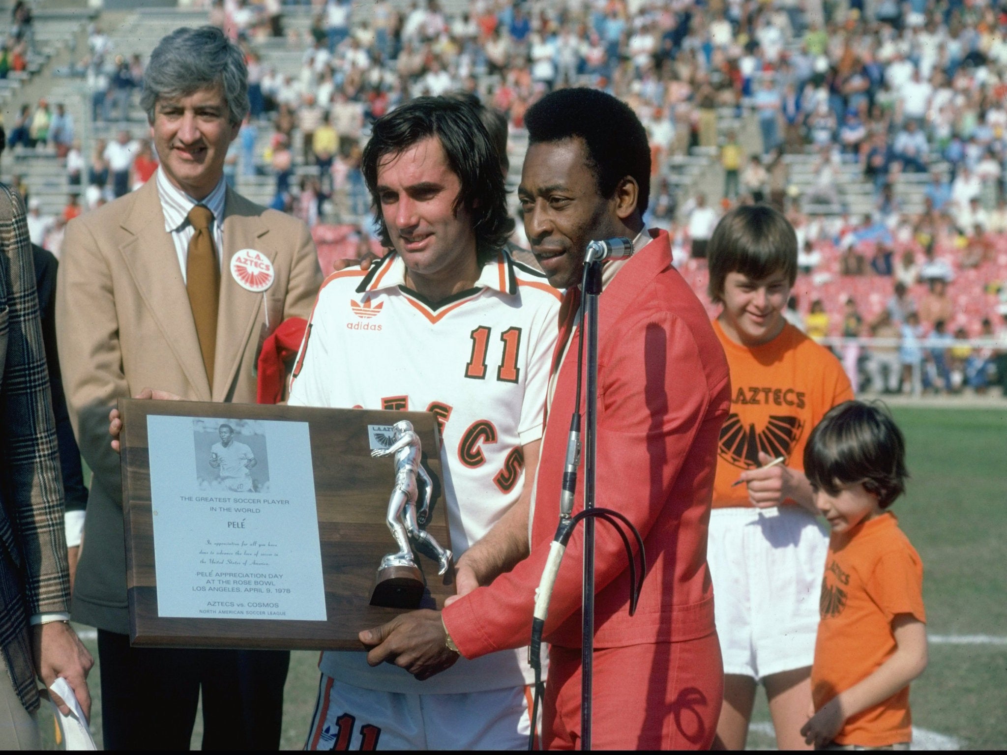 Pele of the New York Cosmos and George Best of the LA Aztecs in 1977