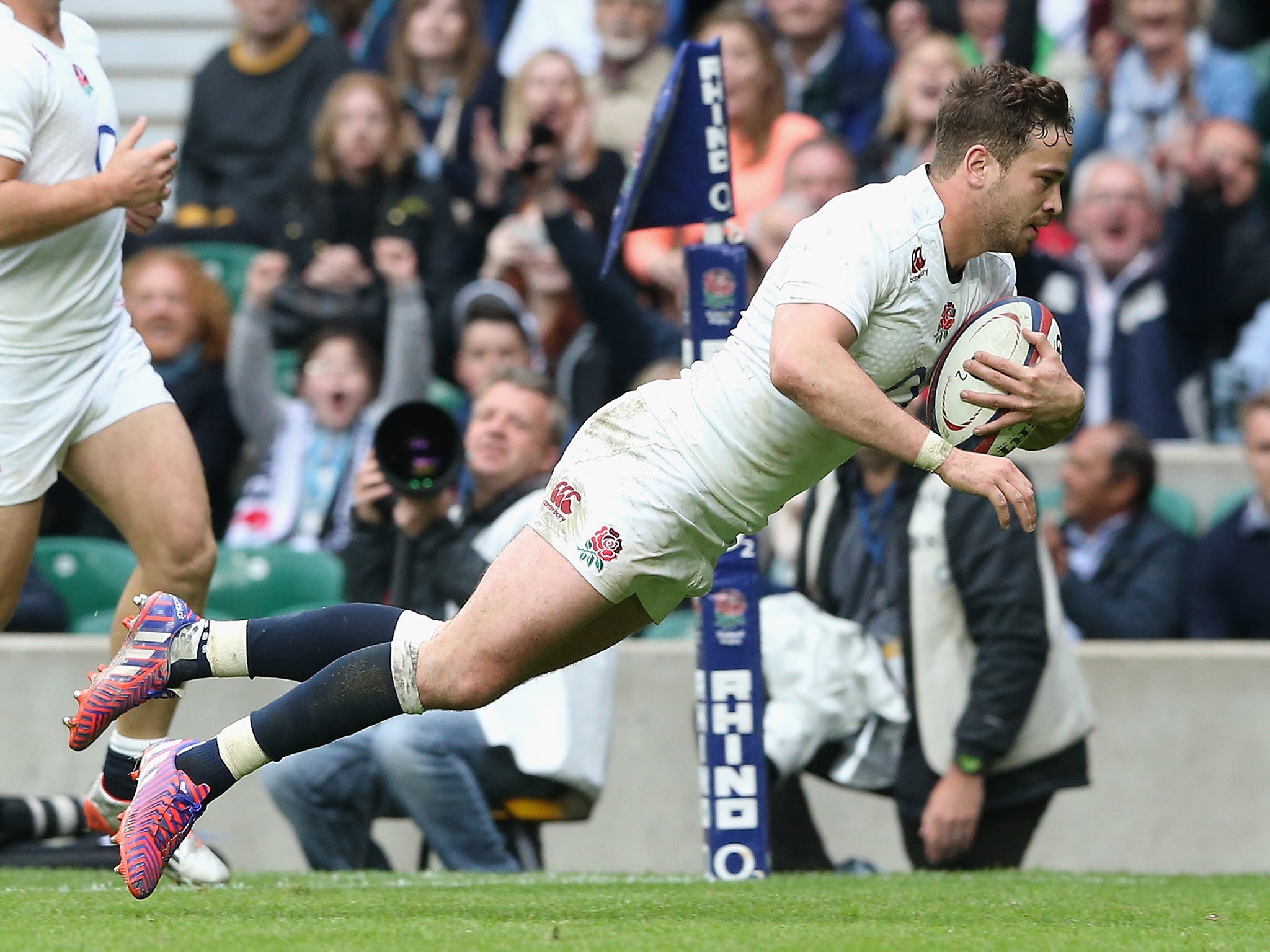 Cipriani scores a try against the Barbarians