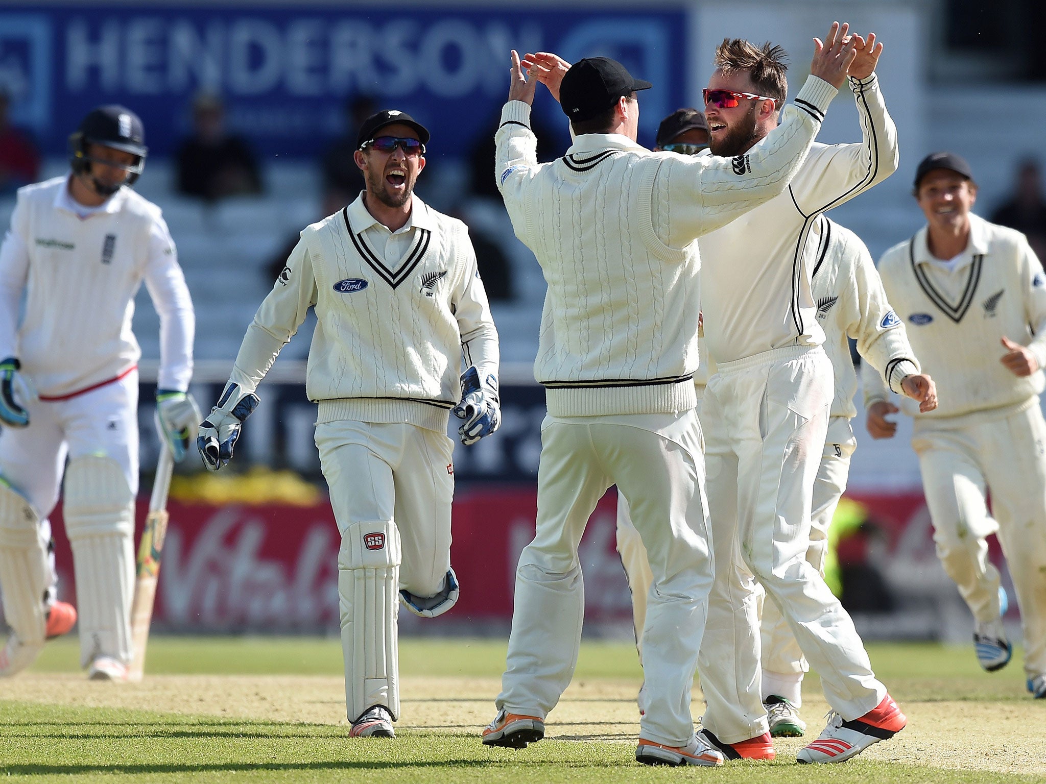 New Zealand's Mark Craig (2R) celebrates the dismissal of England's Jos Buttler