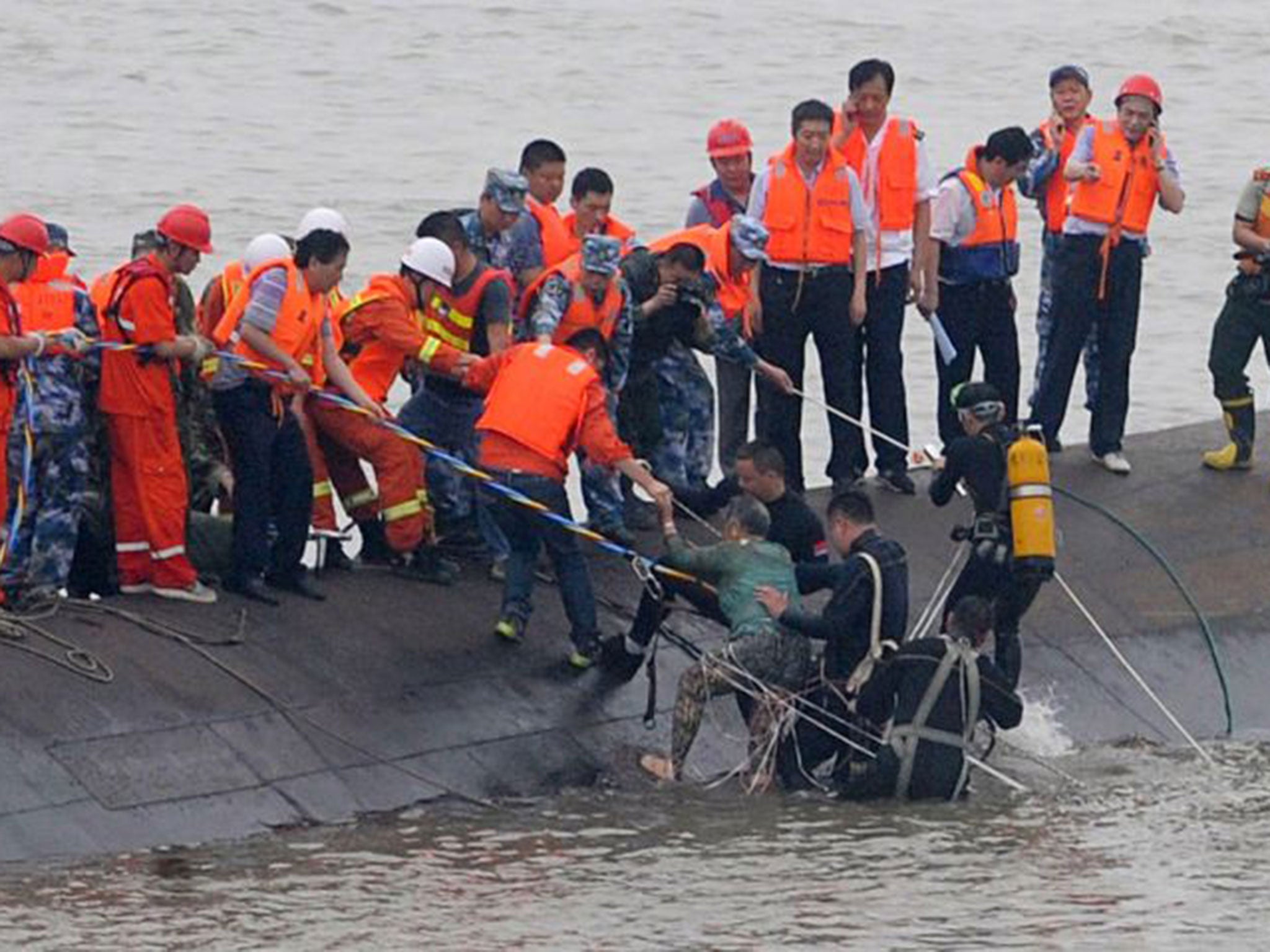 A survivor from the capsized ‘Eastern Star’ is rescued by divers in the Yangtze River