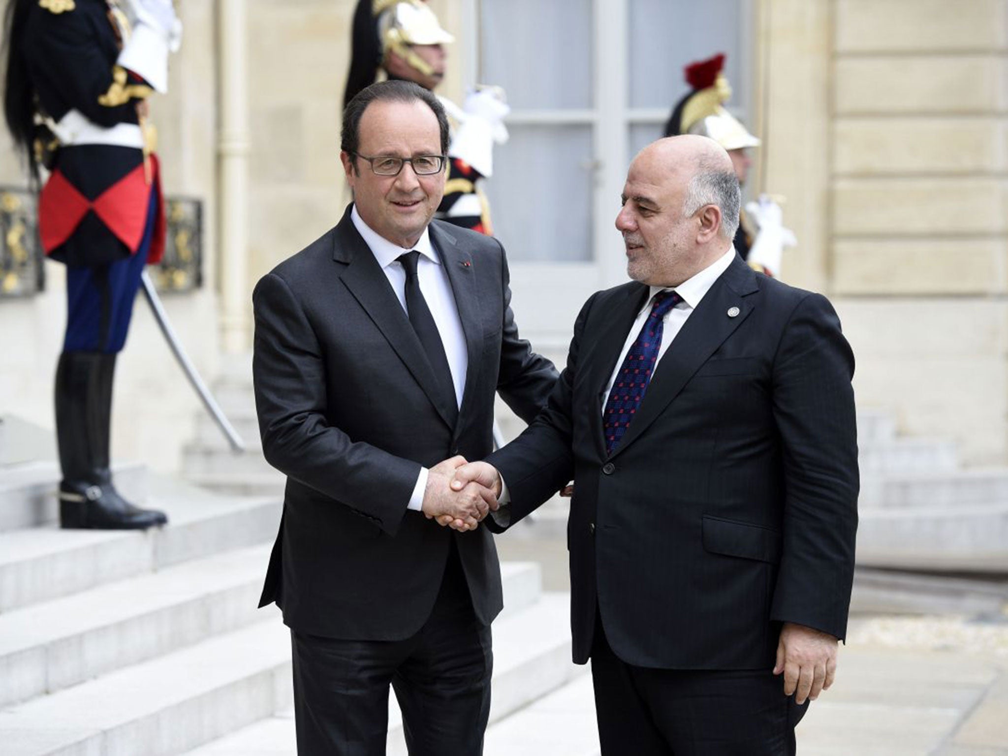 French President, François Hollande, greets the Iraqi Prime Minister, Haider al-Abadi