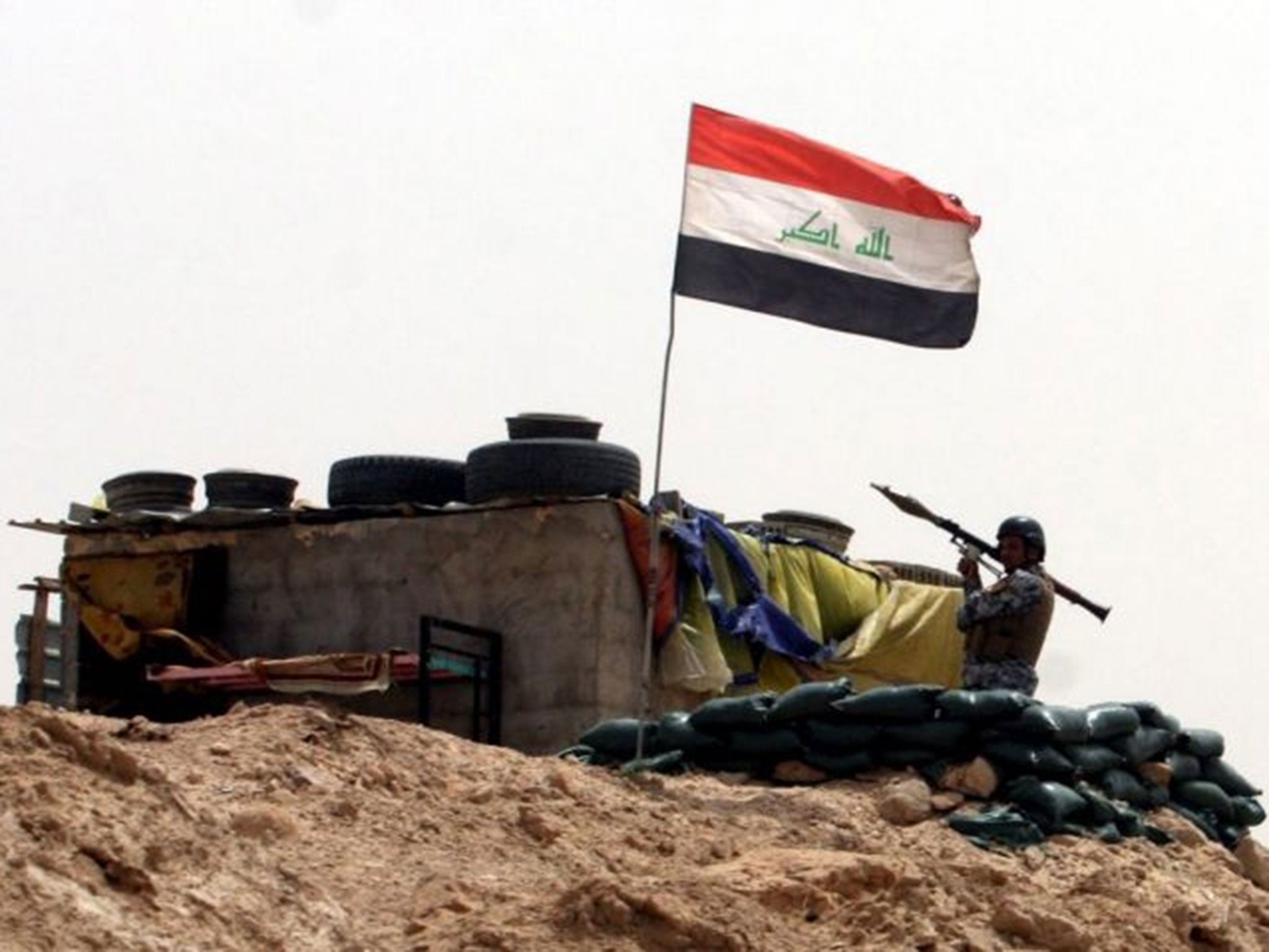 An Iraqi soldier holds a Rocket Propelled Grenade (RPG) during a military operation at a military barracks near Ramadi city, western Iraq, 01 June 2015.