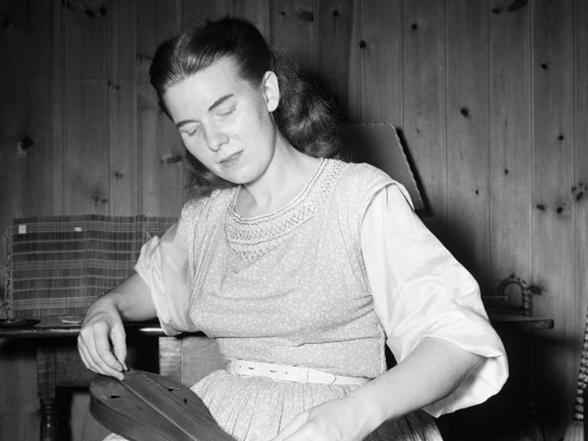 Ritchie in 1950 playing her mountain dulcimer