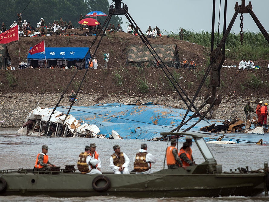 Cranes raise the Eastern Star in the Yangtze River