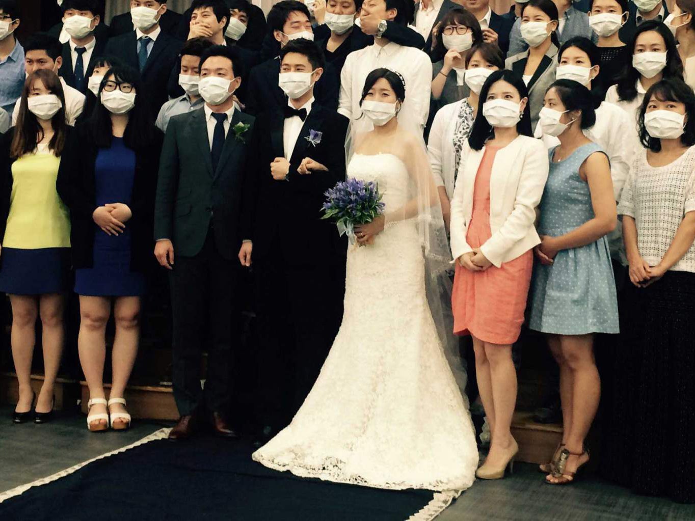 Wedding guests in South Korea pose with surgical masks amid Mers outbreak