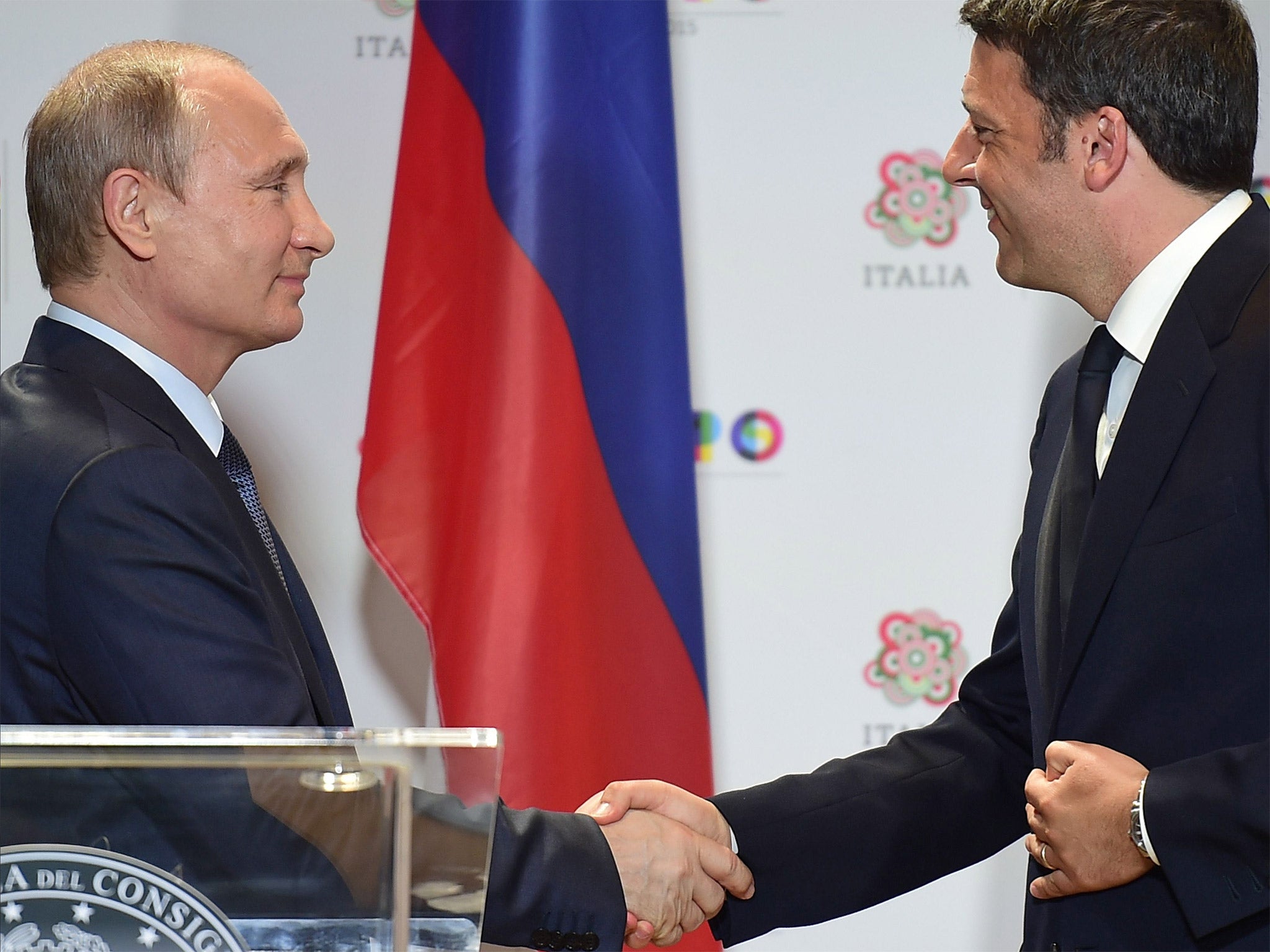 Vladimir Putin shakes hands with Italian Prime Minister Matteo Renzi (Getty)