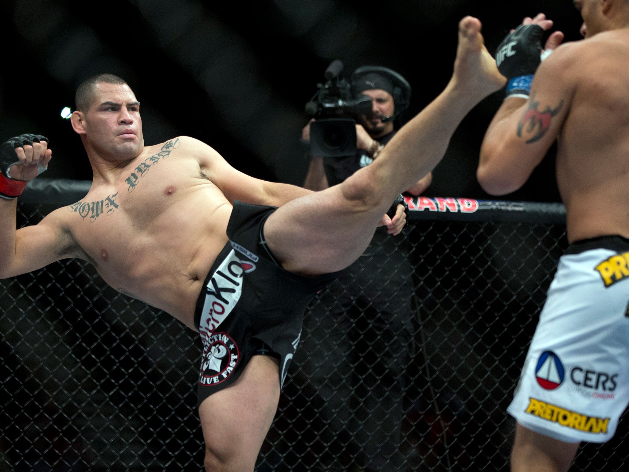 Cain Velasquez kicks Antonio 'Bigfoot' Silva