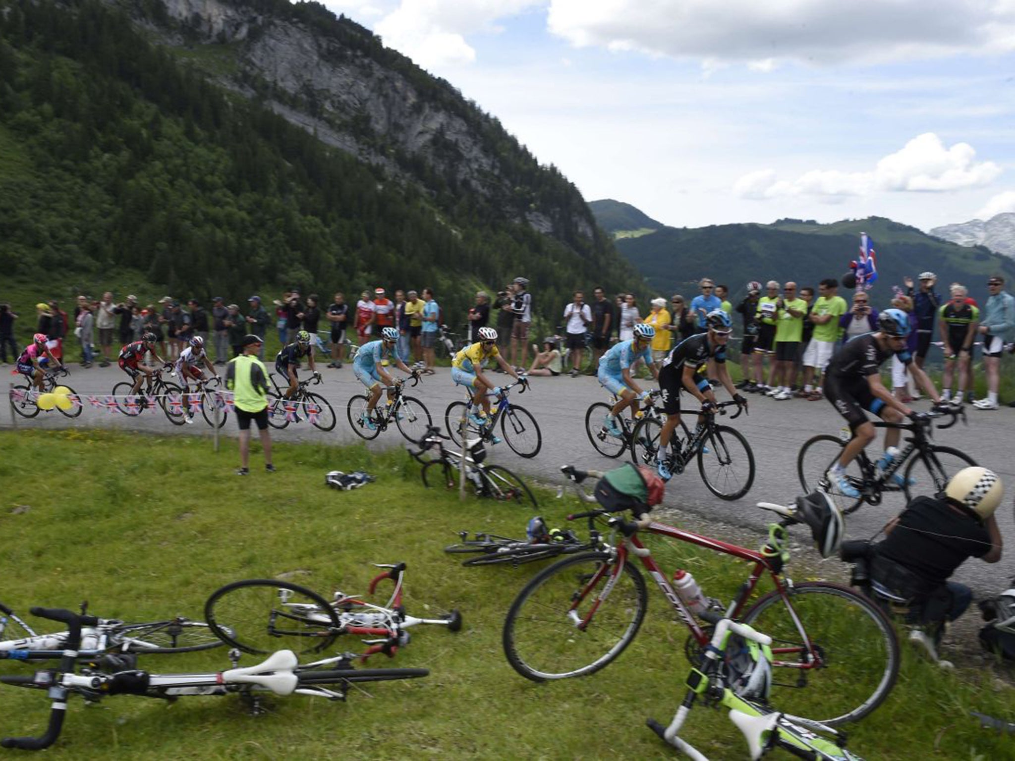 Chris Froome, right, leads the pack, including Vincenzo Nibali (yellow jersey), to Saint-Gervais