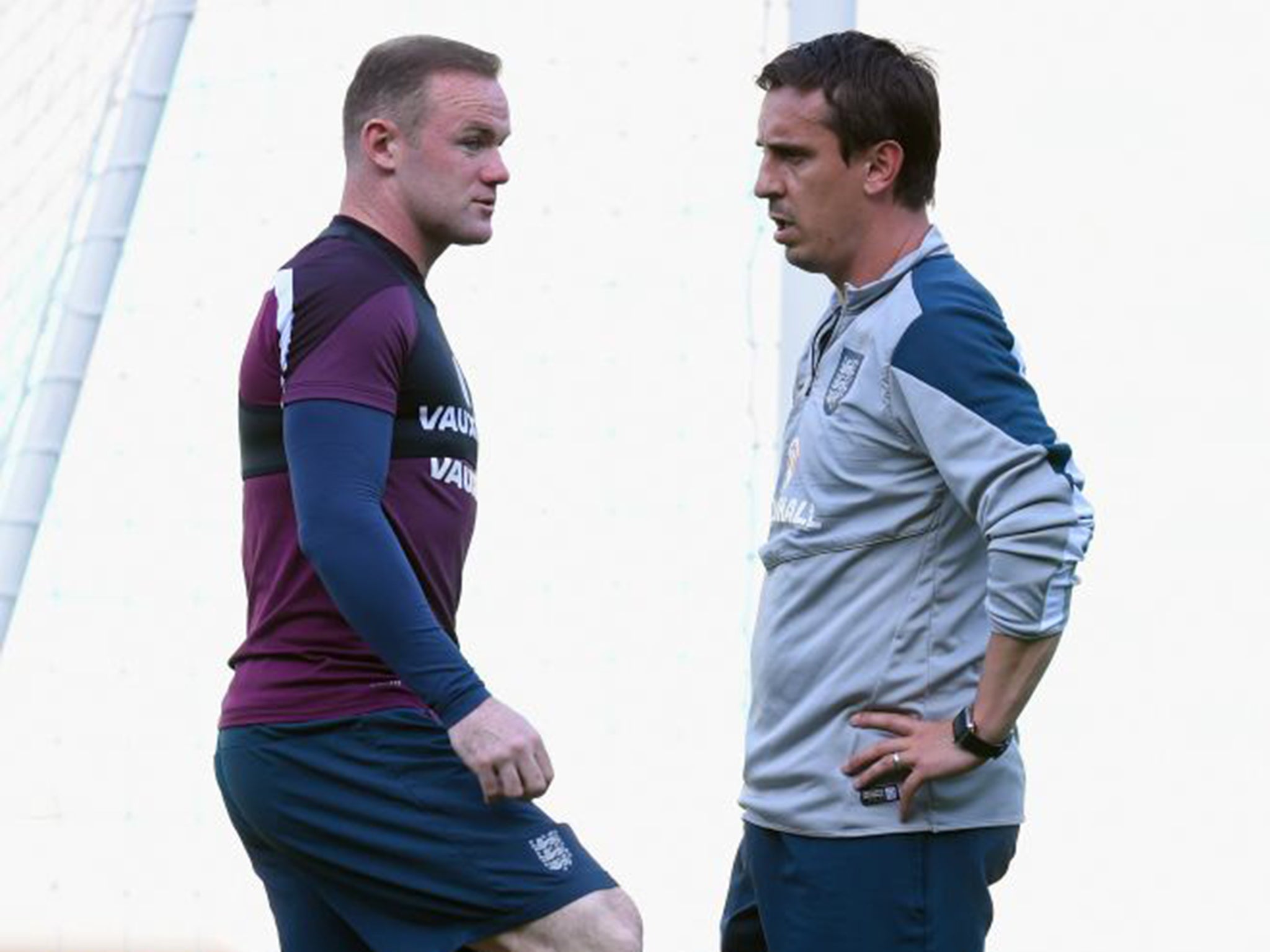 Rooney takes time out to talk to Gary Neville