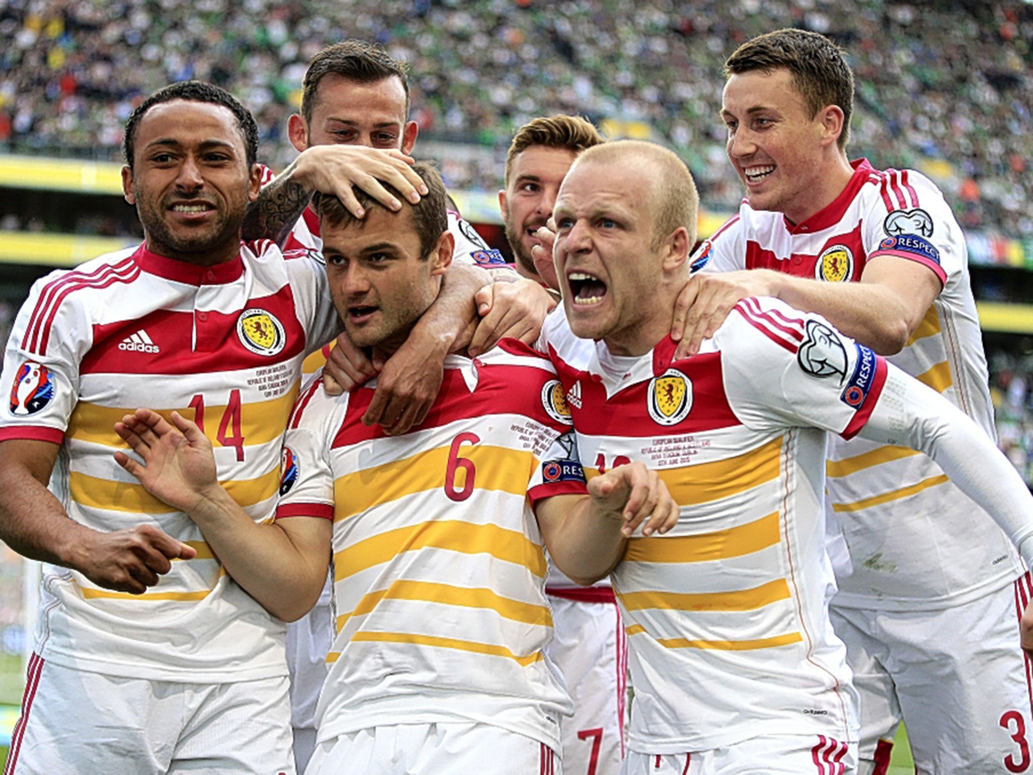 Shaun Maloney celebrates with team-mates after scoring Scotland’s equaliser in their 1-1 draw with the Republic of Ireland in Dublin