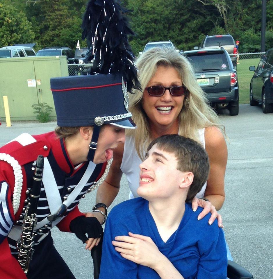 Aly with her brother, Anders, and the pair's mother, Benida