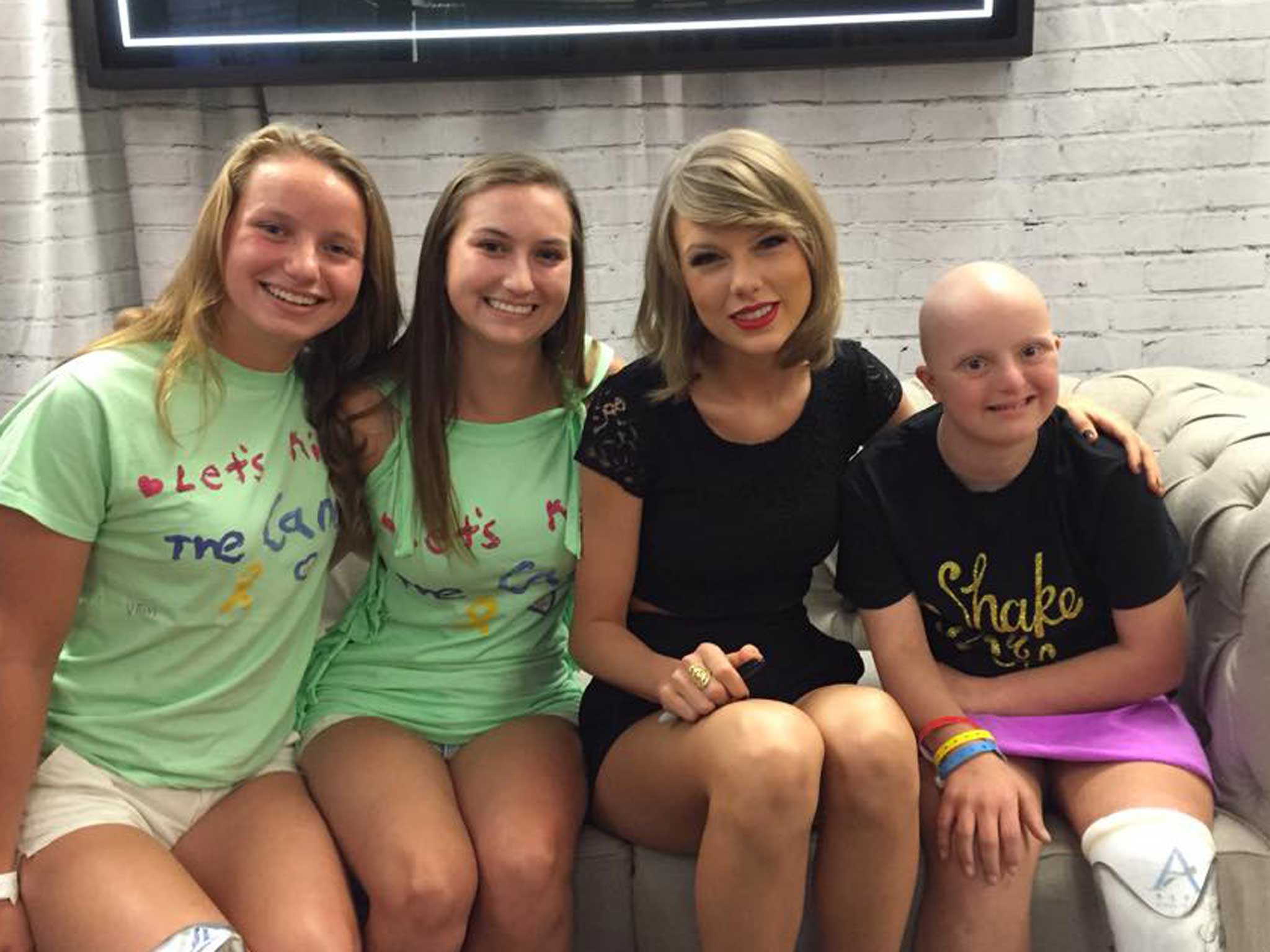 Taylor Swift meets Victoria Marsh and her sisters backstage