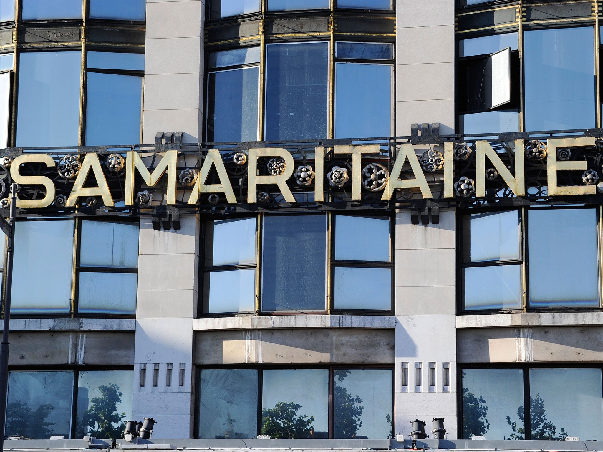 The late sun of the day lights 'La Samaritaine' sign near Pont-Neuf, Paris, France