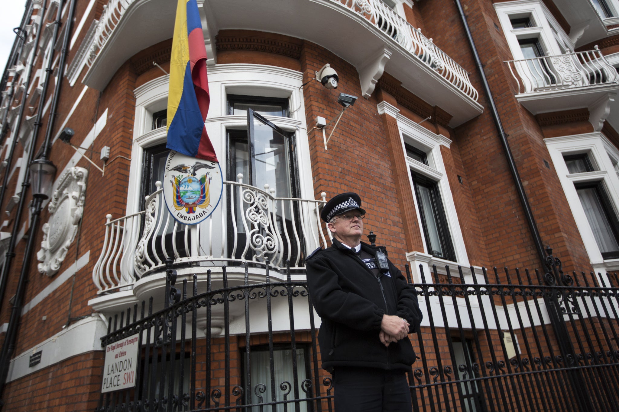 Met Police guard the Ecuadorian embassy in London (Getty)