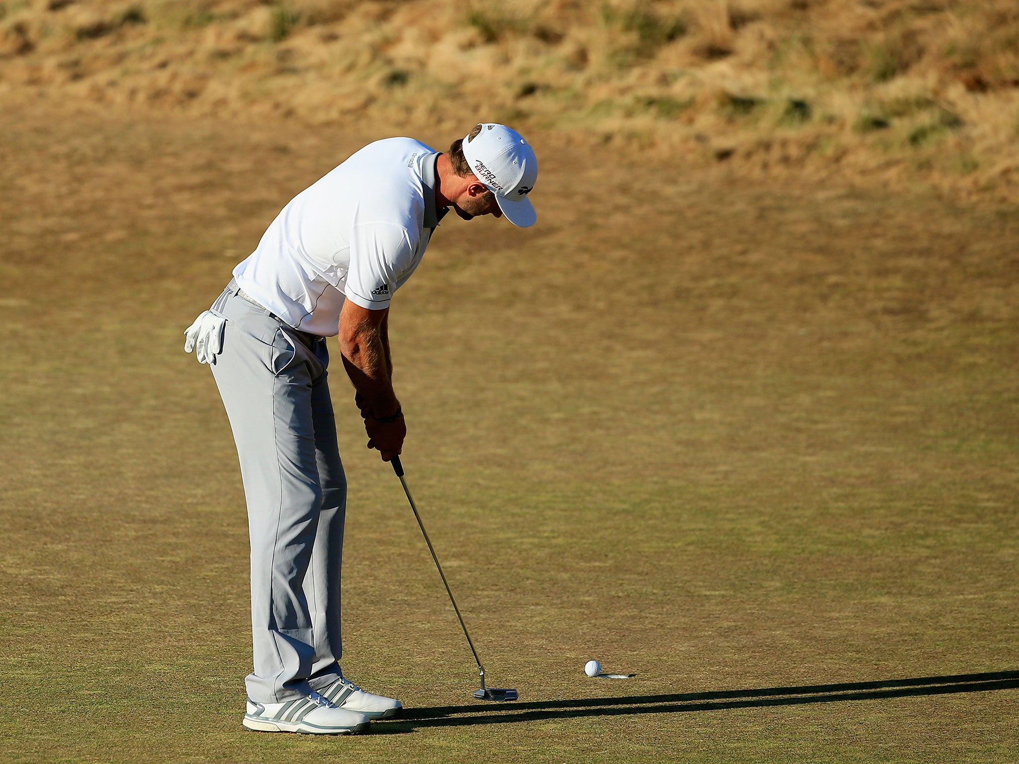 Dustin Johnson misses his birdie effort on 18