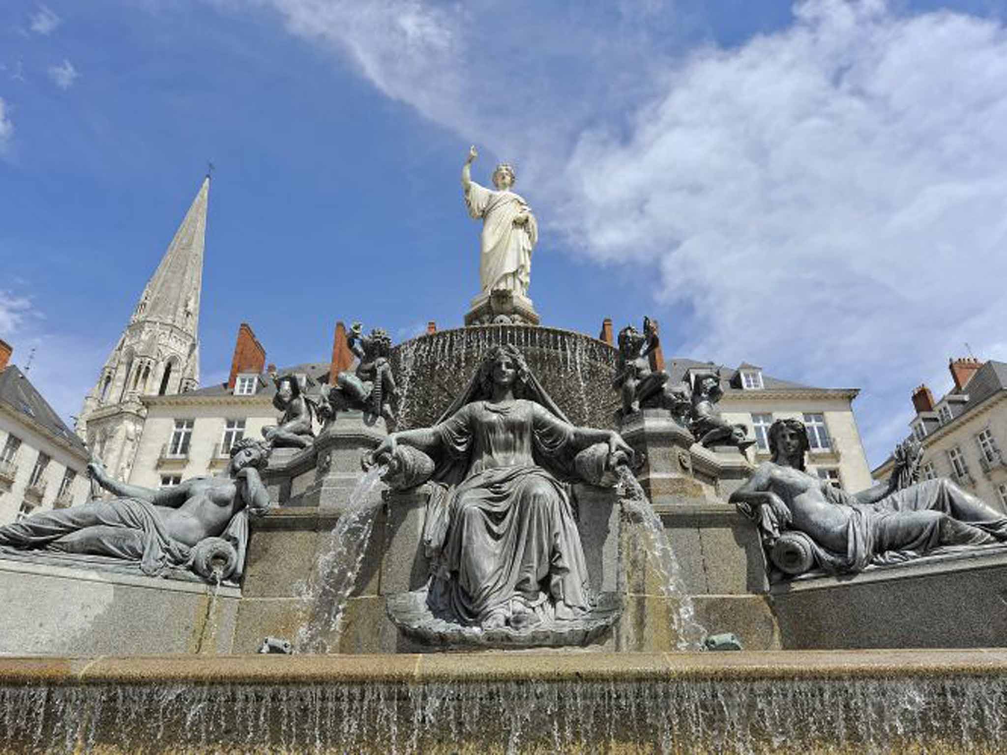 Regal root: fountain on the central Place Royale