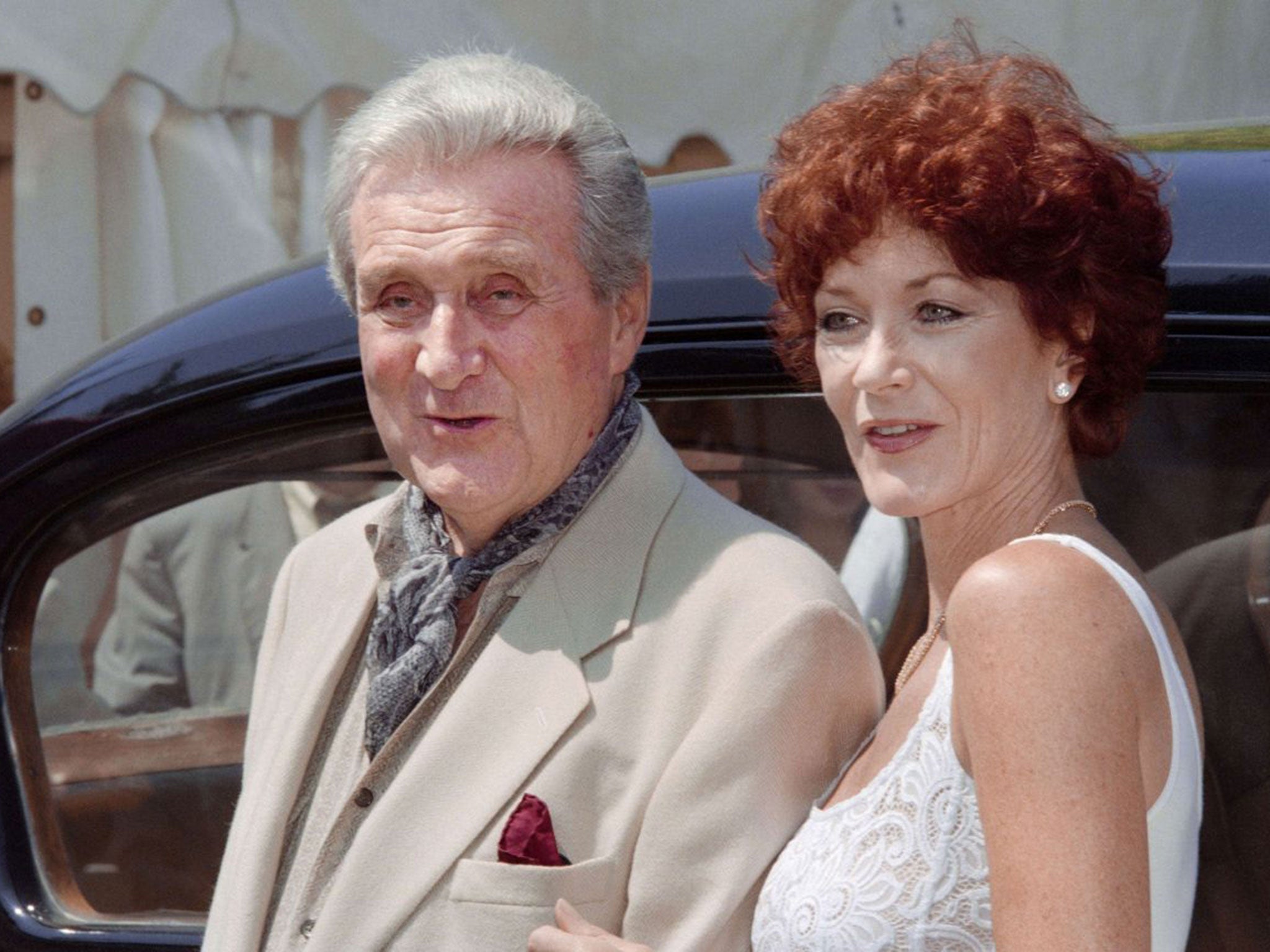 British actors Patrick Macnee (L) and Linda Thorson, from the television series 'The Avengers', pose for photographers on July 1, 1996 in Nice during the First International Television Film Festiva