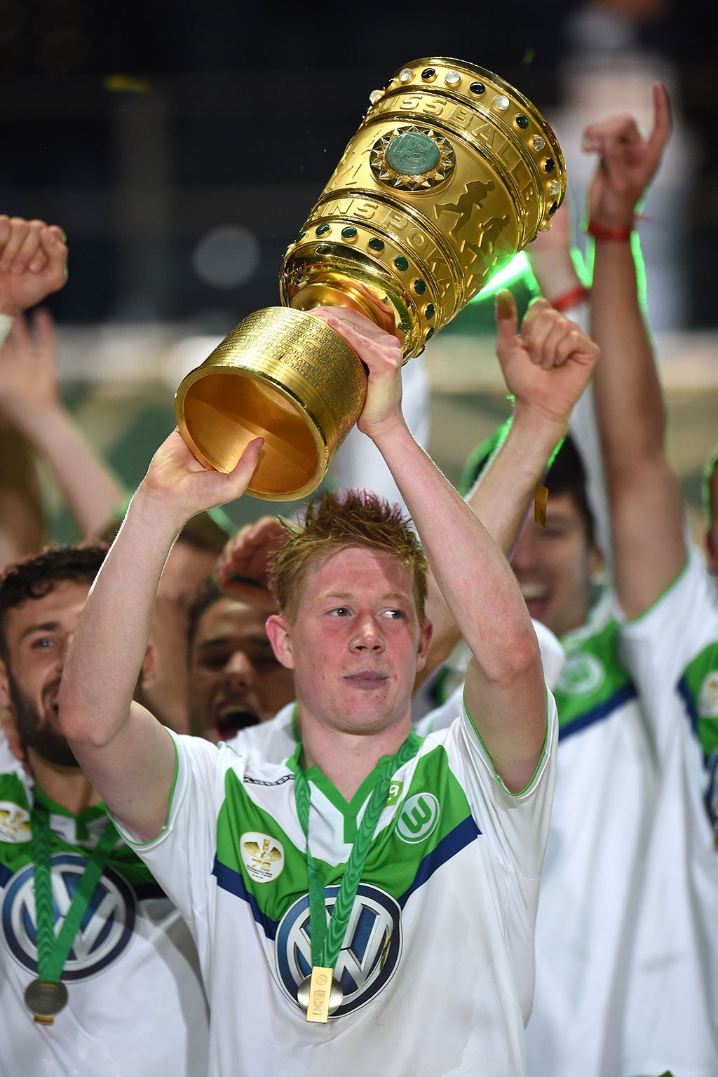 De Bruyne lifts the German Cup at the end of last season