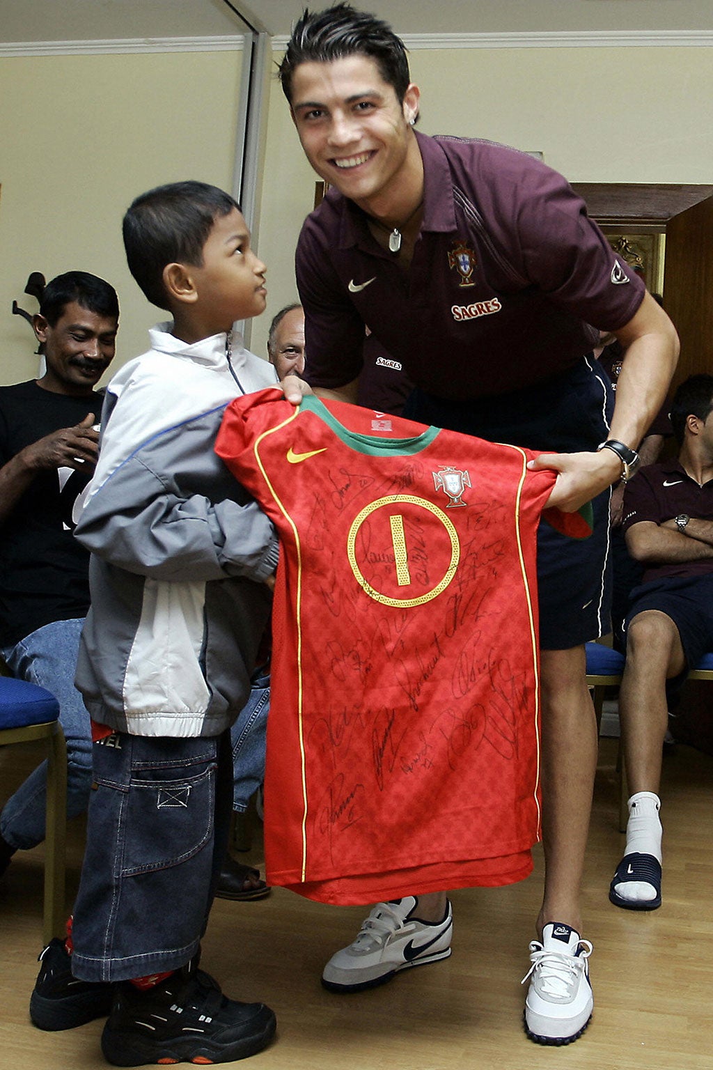 Martunis meets Cristiano Ronaldo after surviving the Tsunami