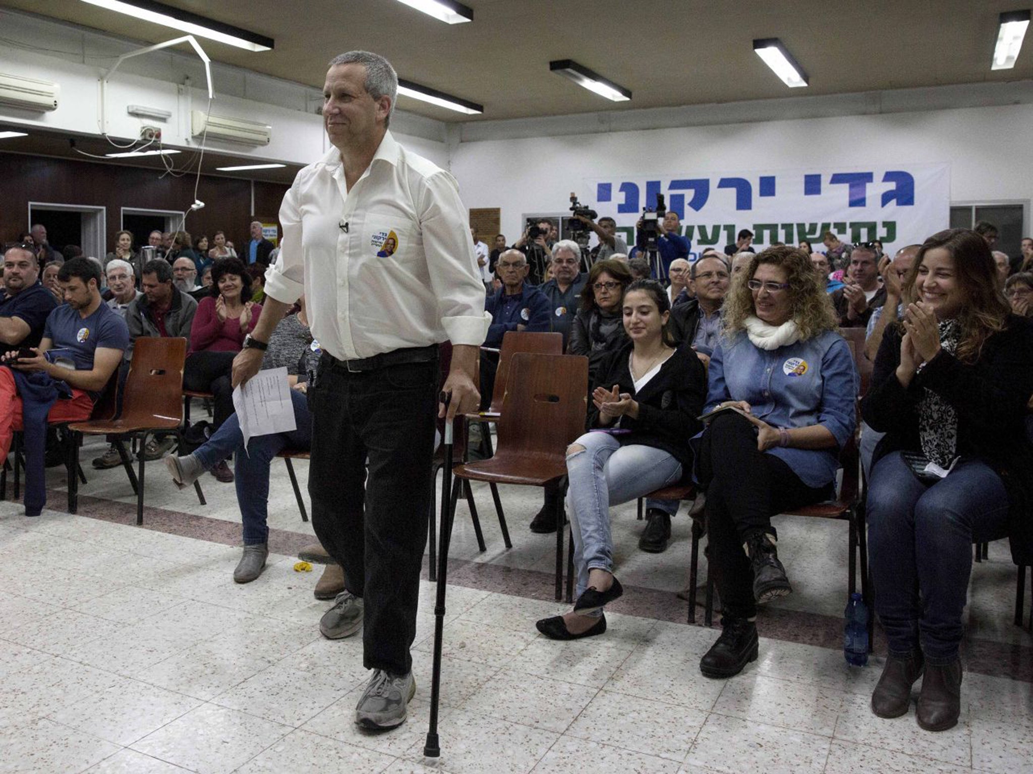 Gadi Yarkoni, who lost parts of both legs during last summer’s war, speaks at the kibbutz meeting