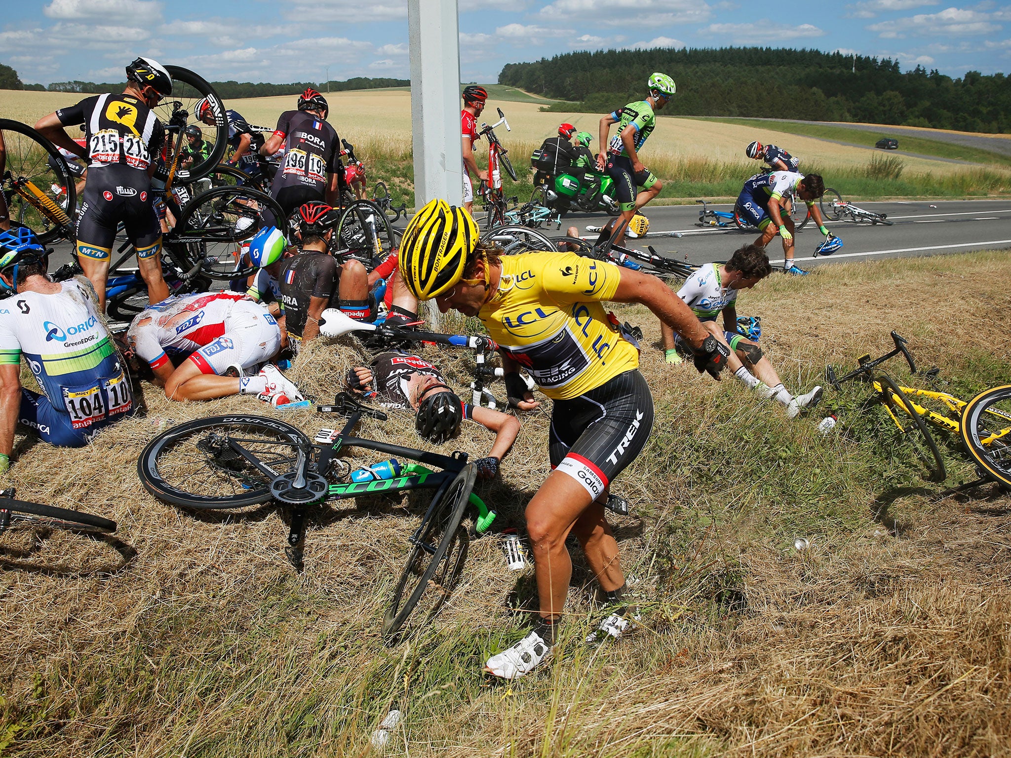 Cancellara gets up with two fractured vertebrae after the crash
